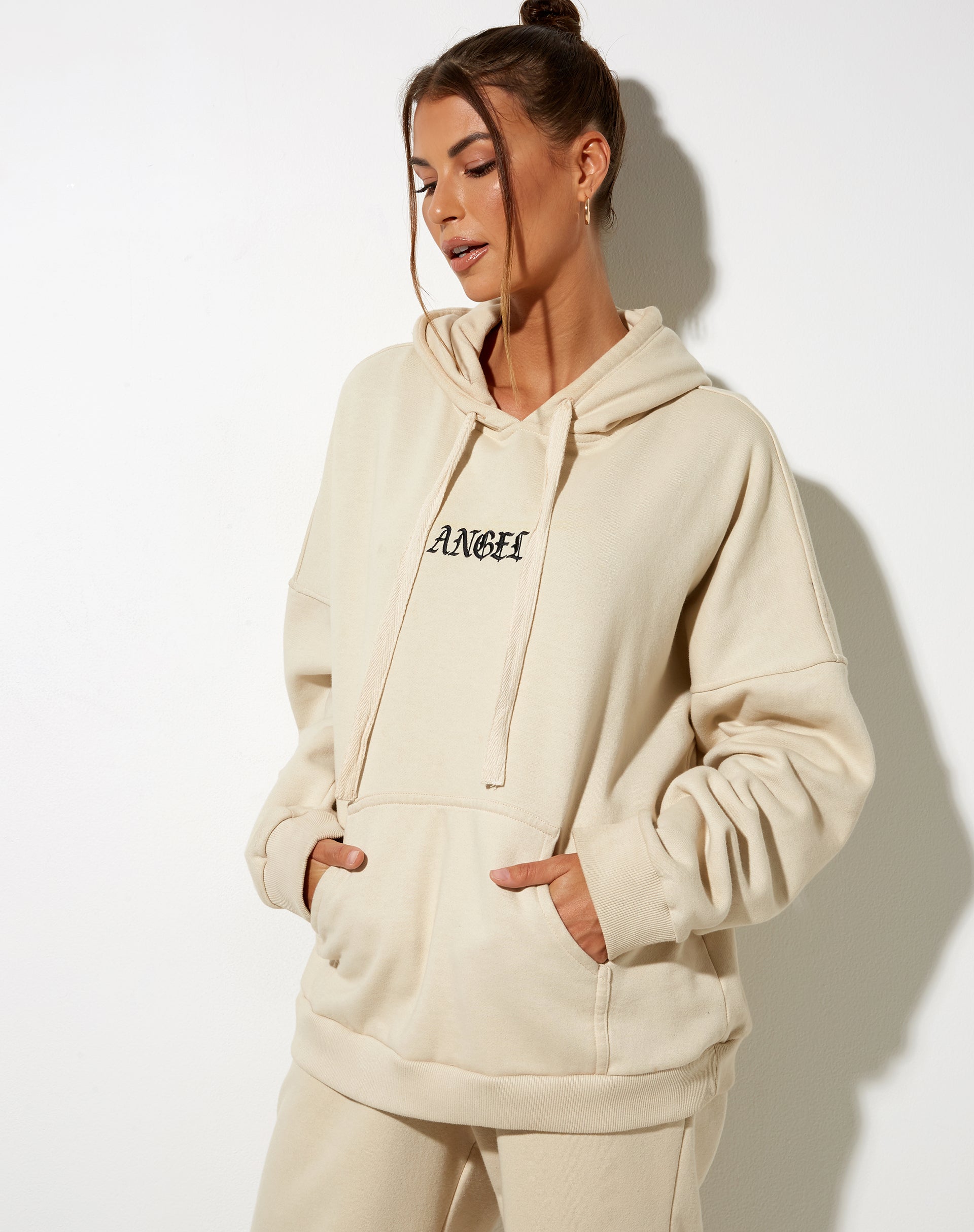 Imagen de Sudadera oversize con capucha en piedra y bordado de ángeles