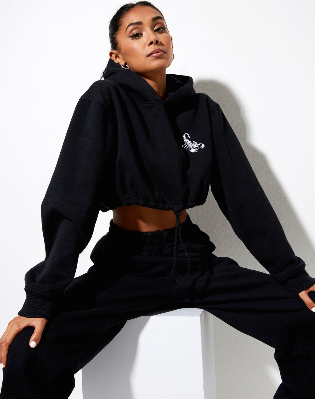 Sudadera con capucha Caden en negro con bordado Scorpion blanco