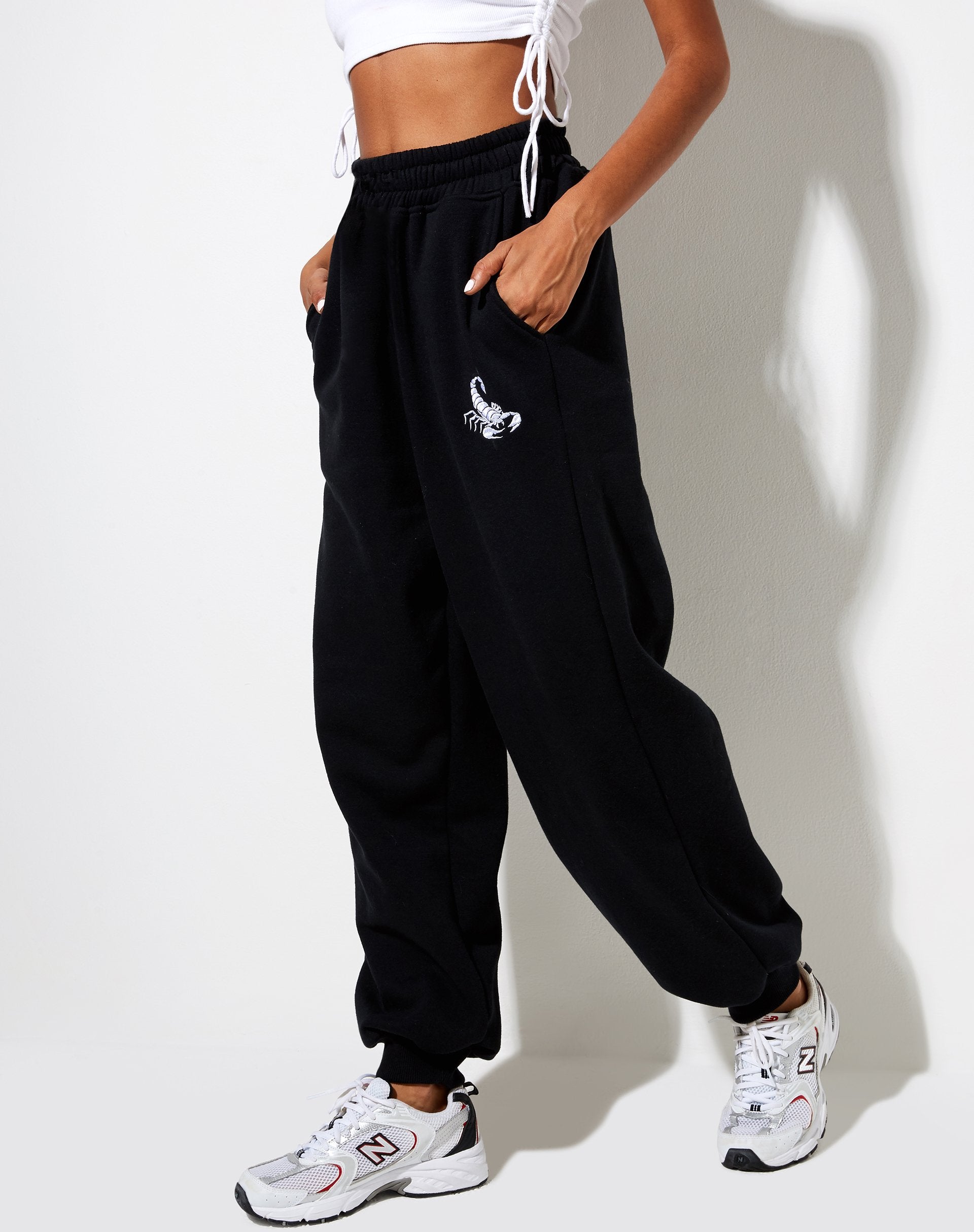 Imagen de Roider Jogger en negro con bordado Scorpion blanco