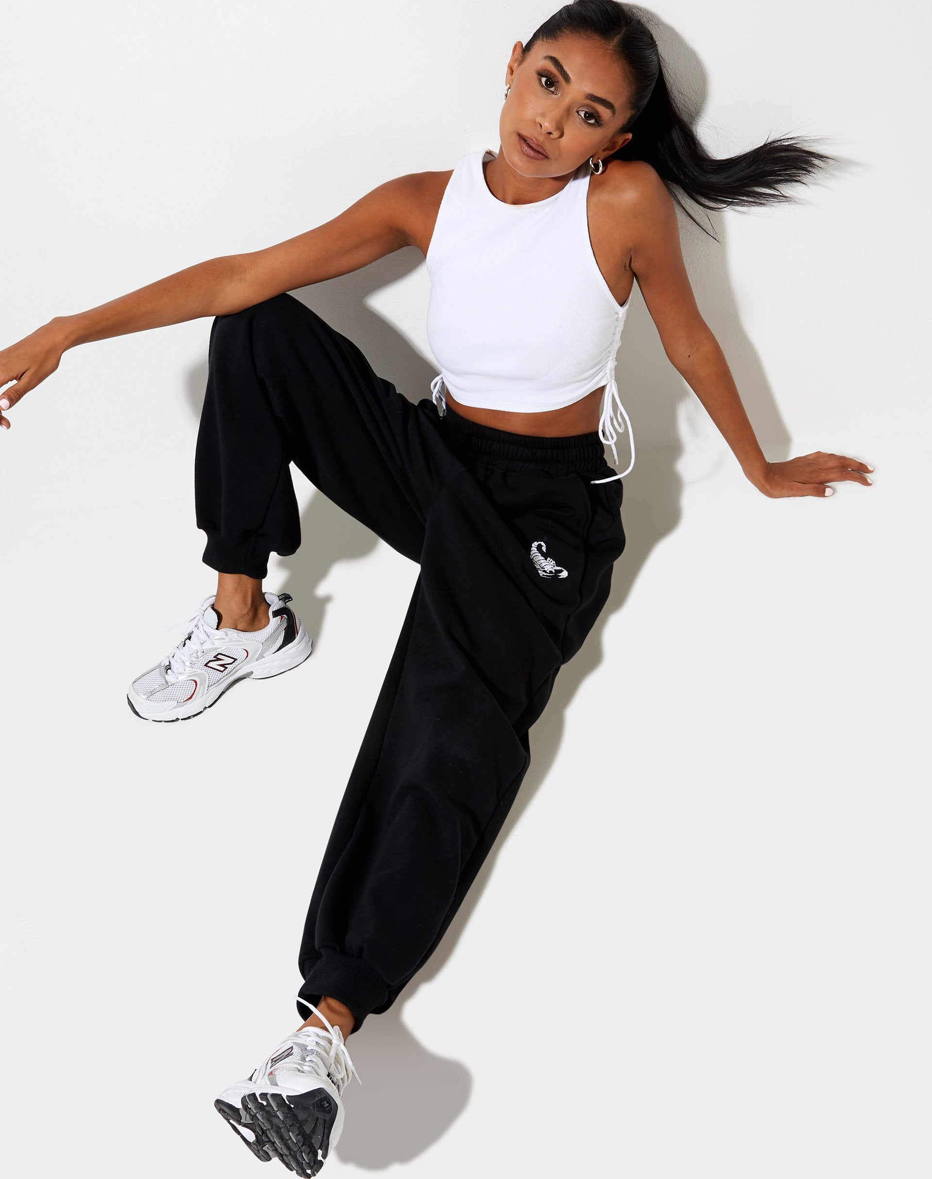 Imagen de Roider Jogger en negro con bordado Scorpion blanco