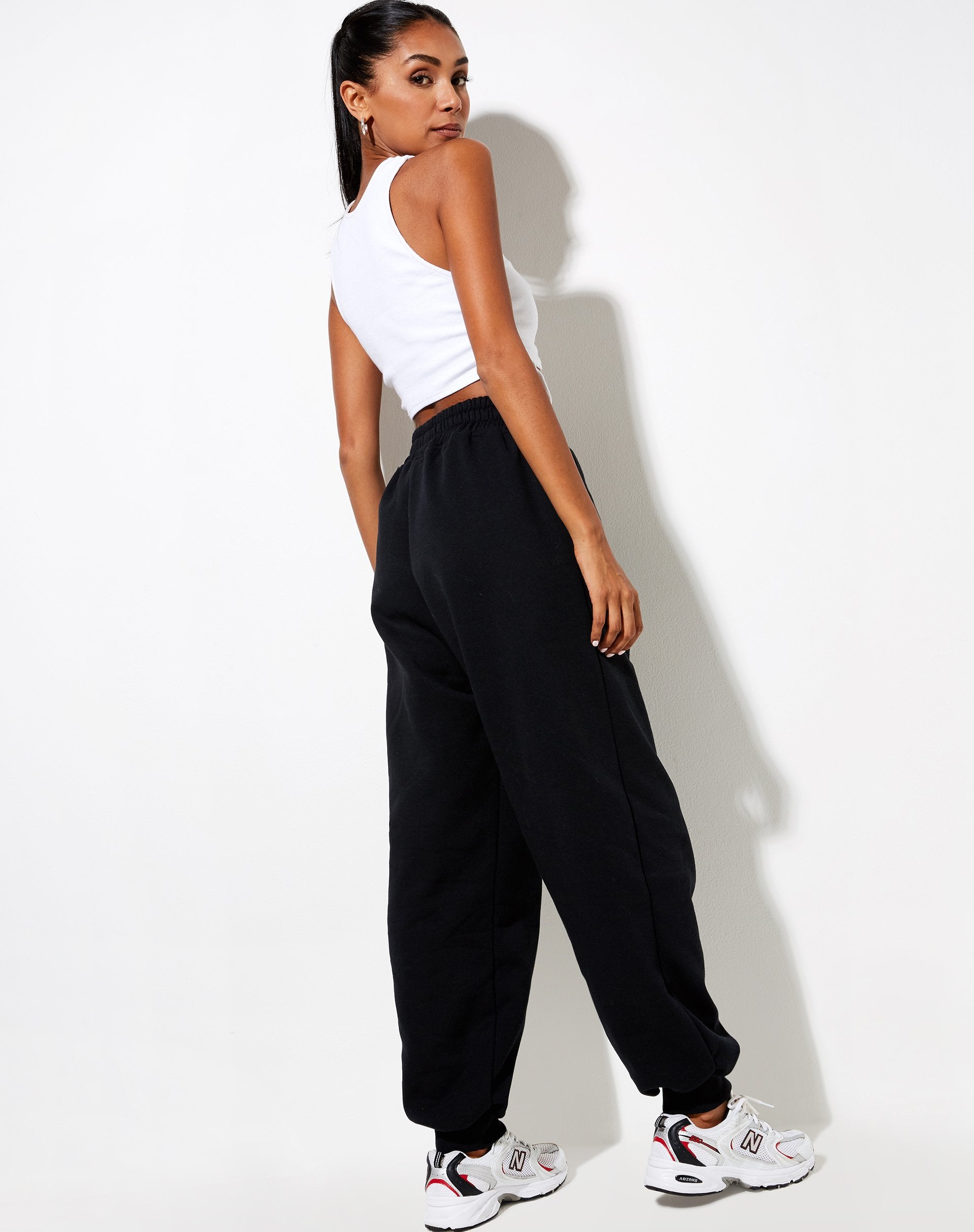 Imagen de Roider Jogger en negro con bordado Scorpion blanco
