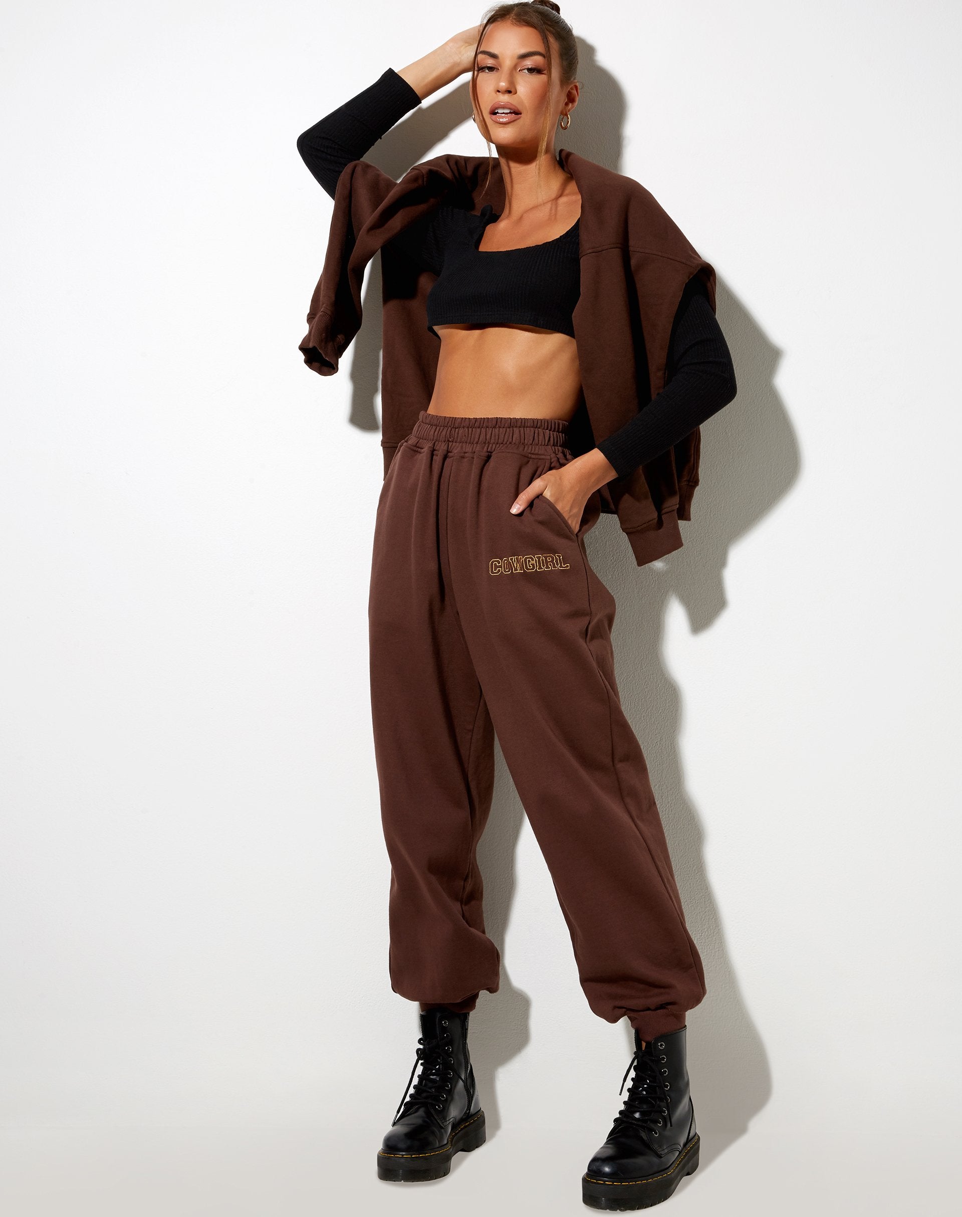 Imagen de Roider Jogger en caoba profundo Cowgirl Gold Embro