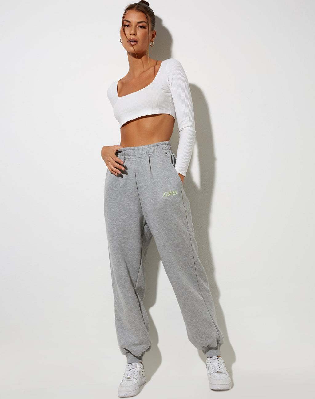 Roider Jogger en gris marengo con bordado "Angel" en limón