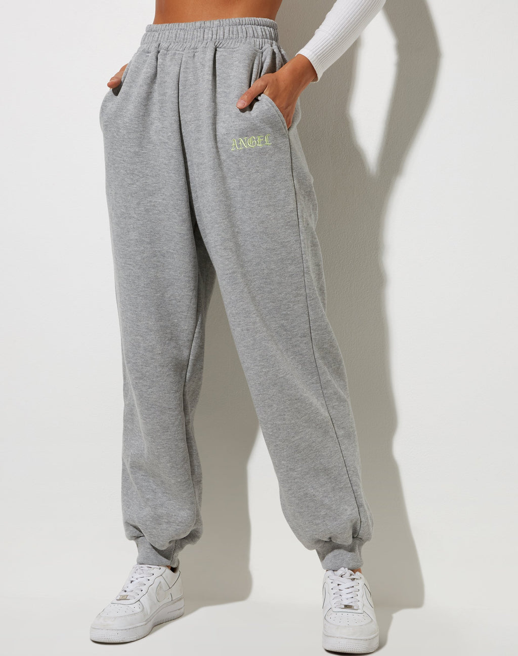 Roider Jogger en gris marengo con bordado "Angel" en limón