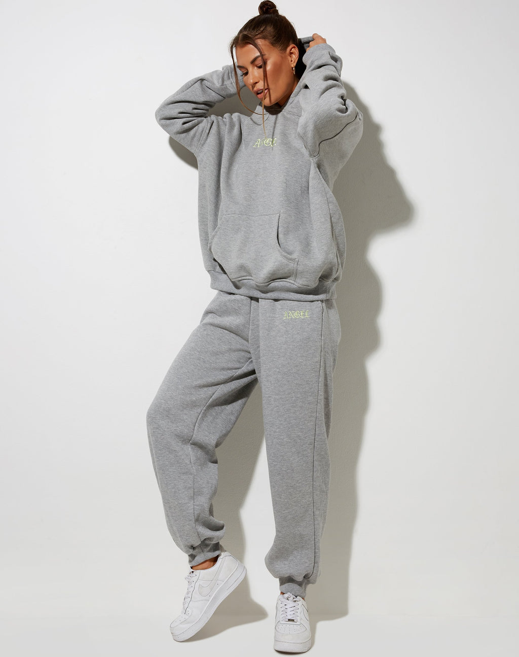 Sudadera oversize con capucha en marrón grisáceo y bordado "Angel" en limón