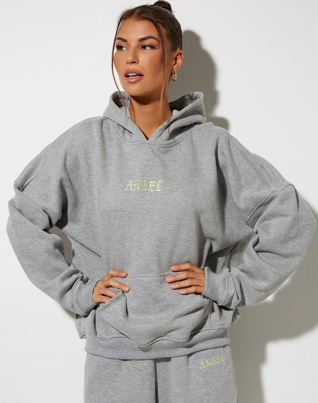 Sudadera oversize con capucha en marrón grisáceo y bordado "Angel" en limón