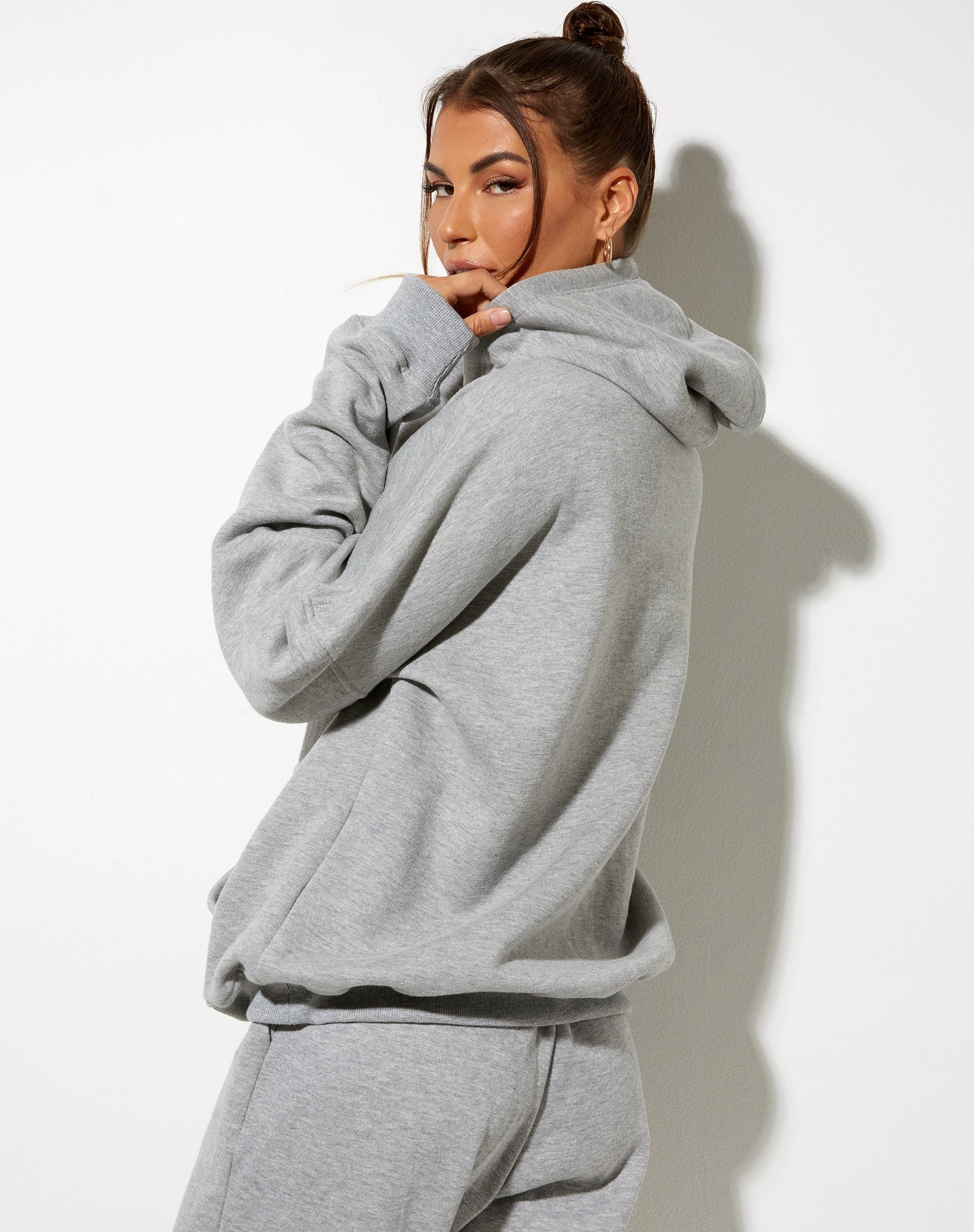 Imagen de Sudadera oversize con capucha en gris marengo y bordado de ángeles en limón