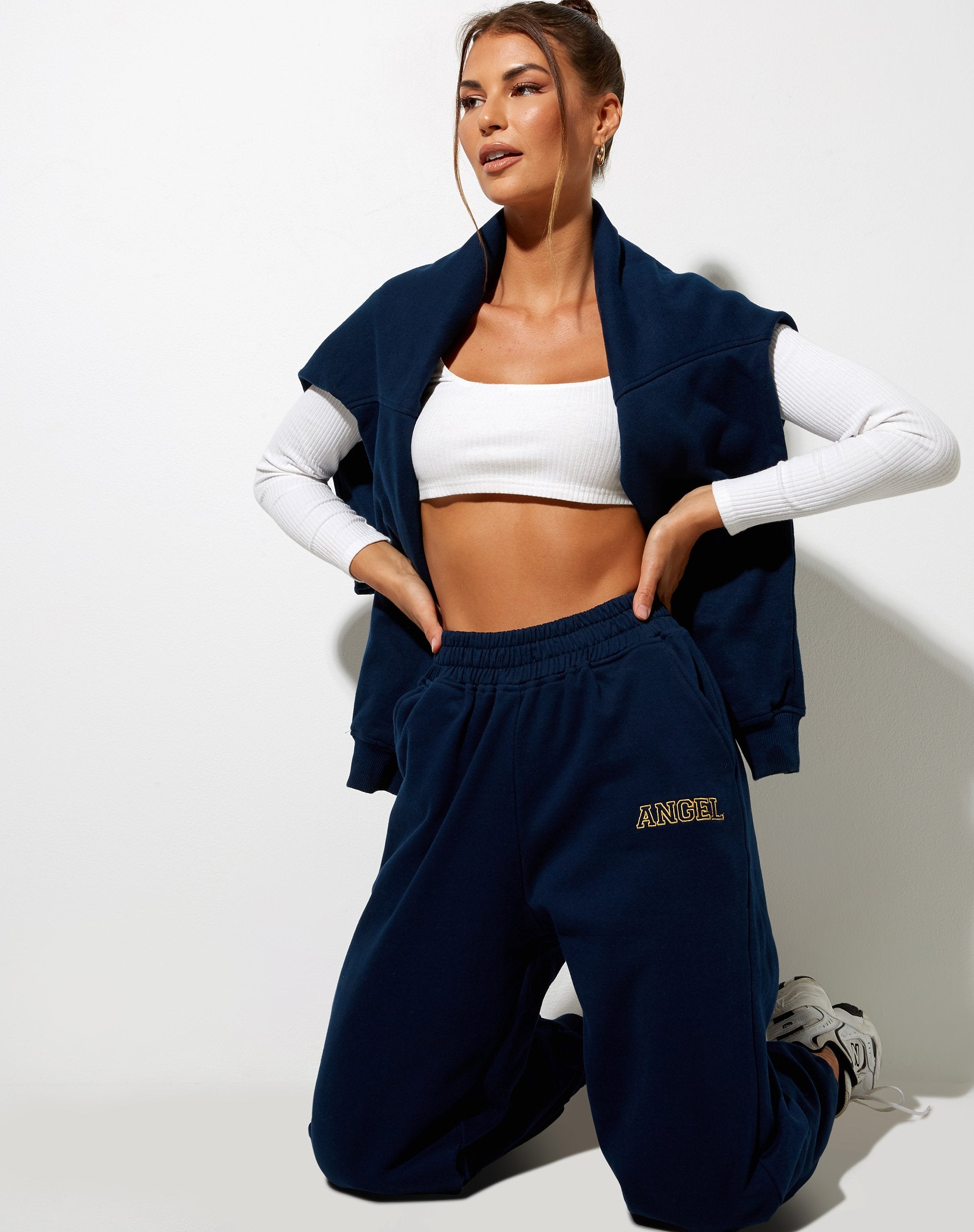Imagen de Roider Jogger en azul marino Angel Embro en amarillo
