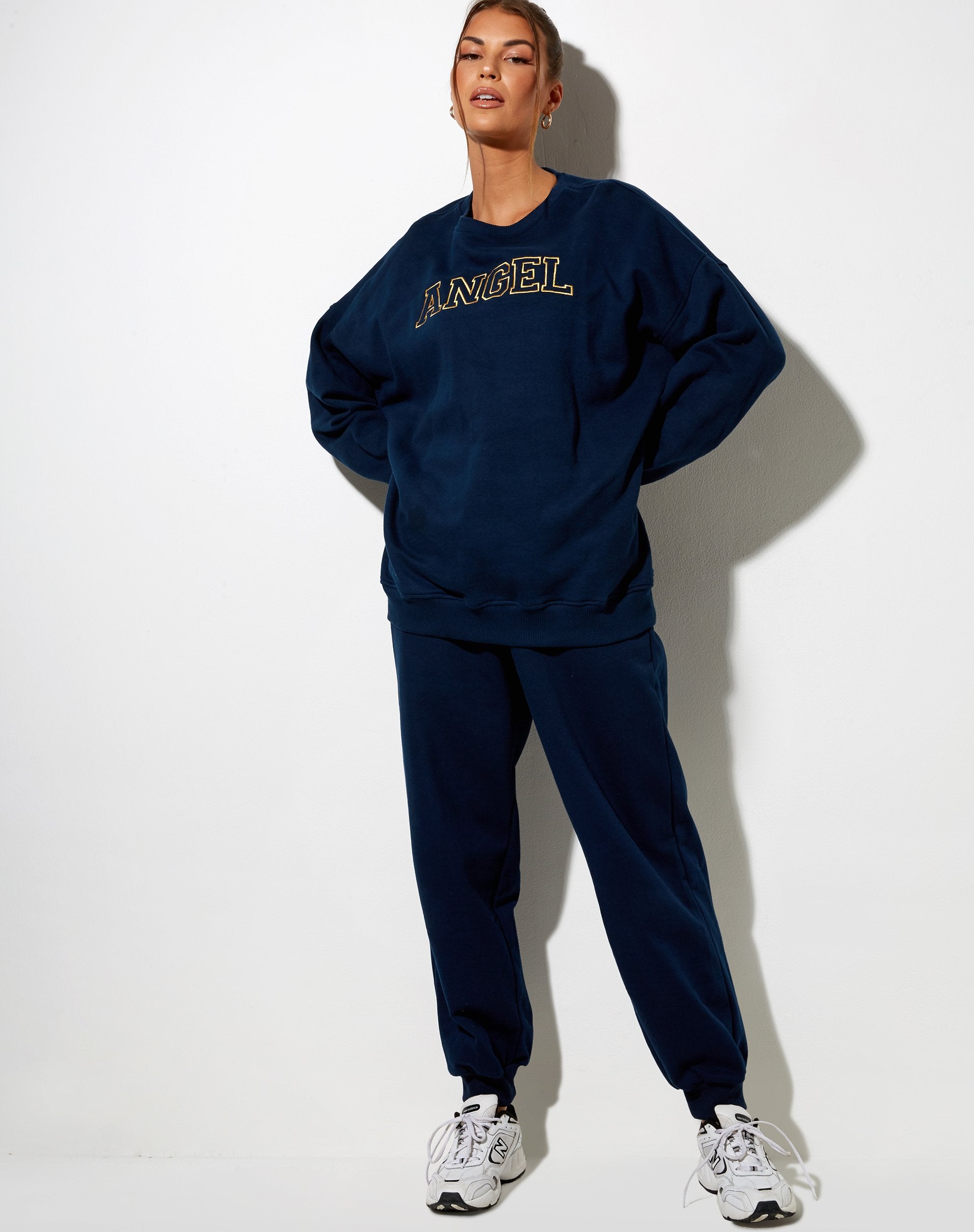 Imagen de Sudadera Glo en Azul Marino Angel Embro en Amarillo