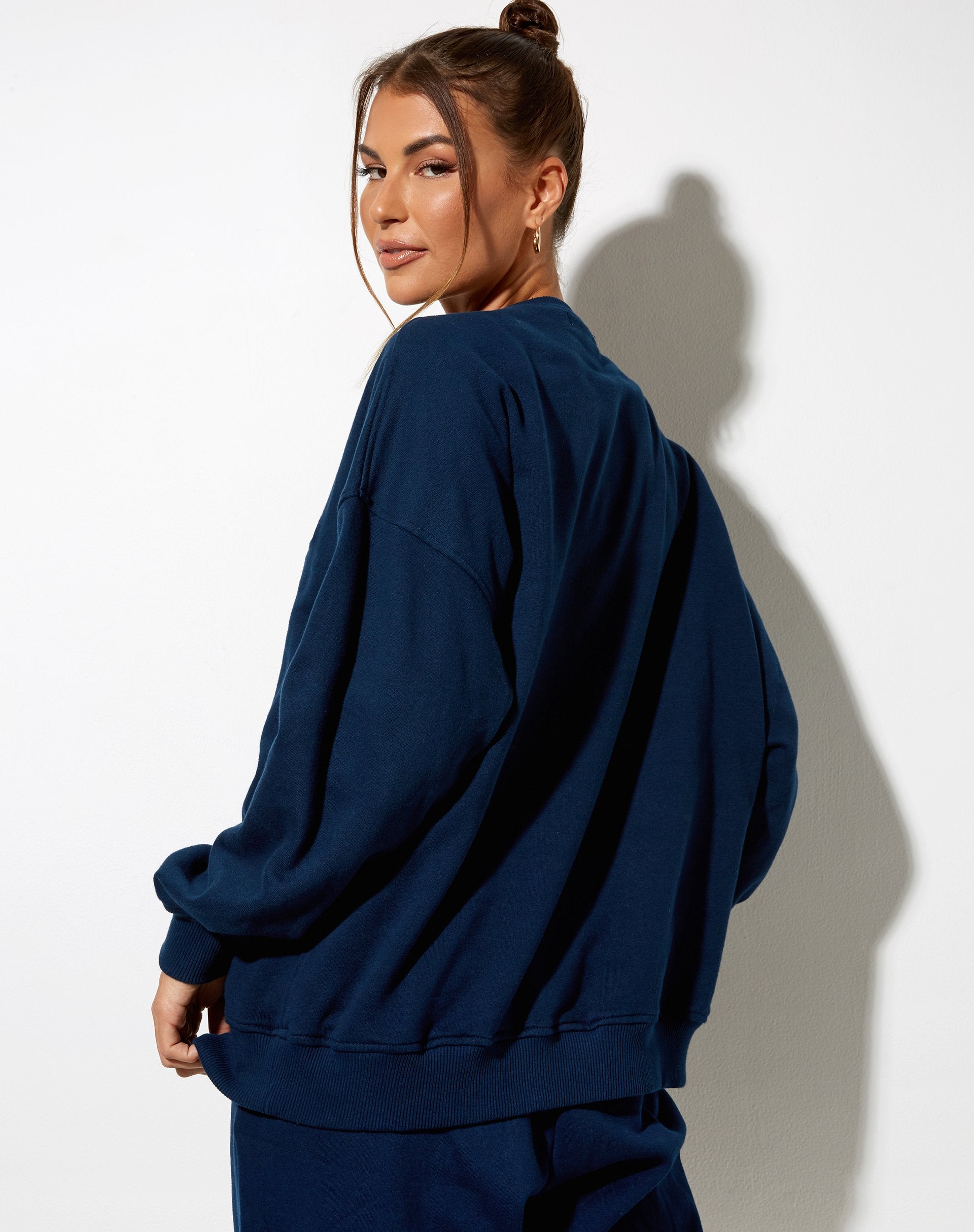 Imagen de Sudadera Glo en Azul Marino Angel Embro en Amarillo