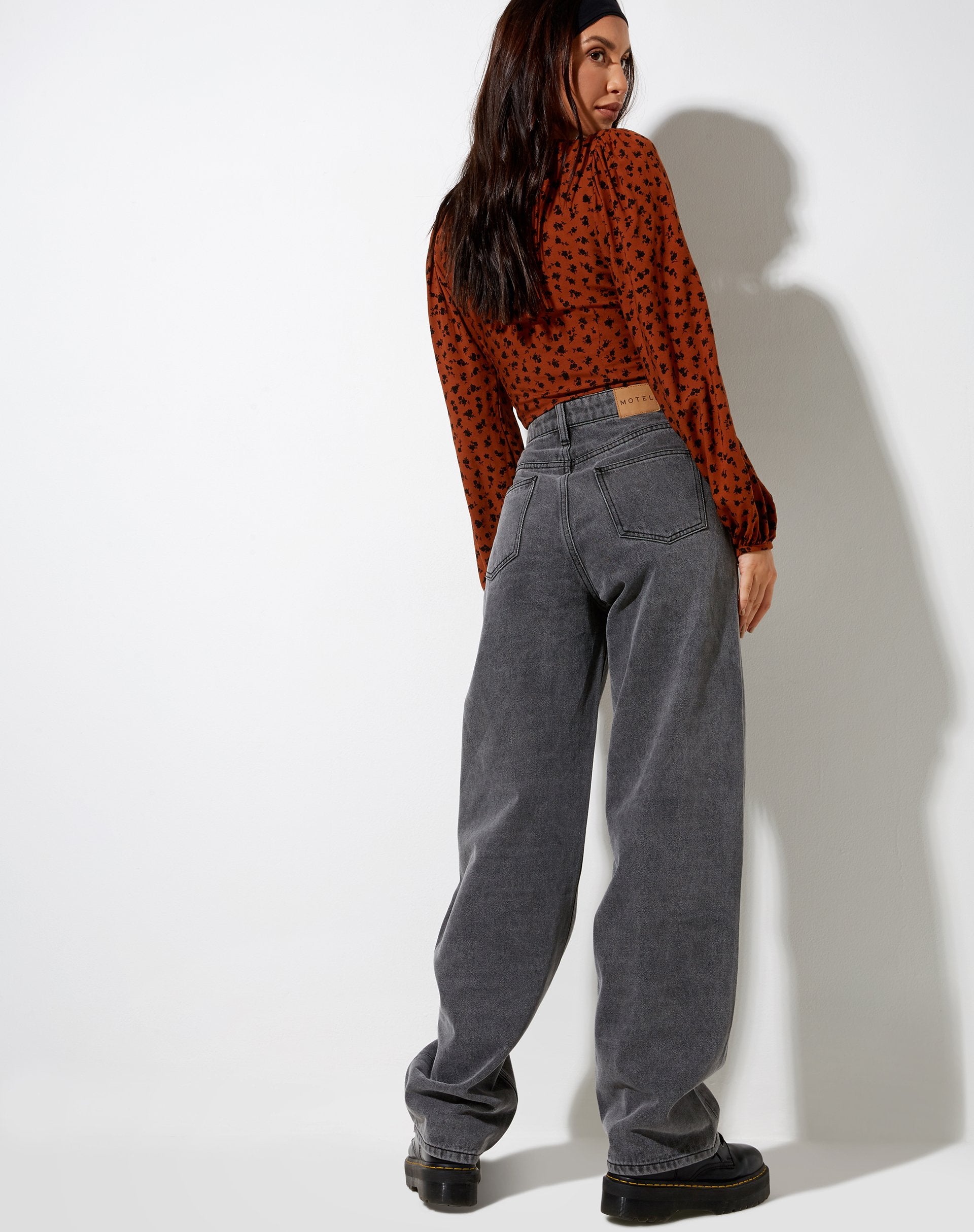 Imagen de Romina Top en Dainty Daisy Marrón Bombay