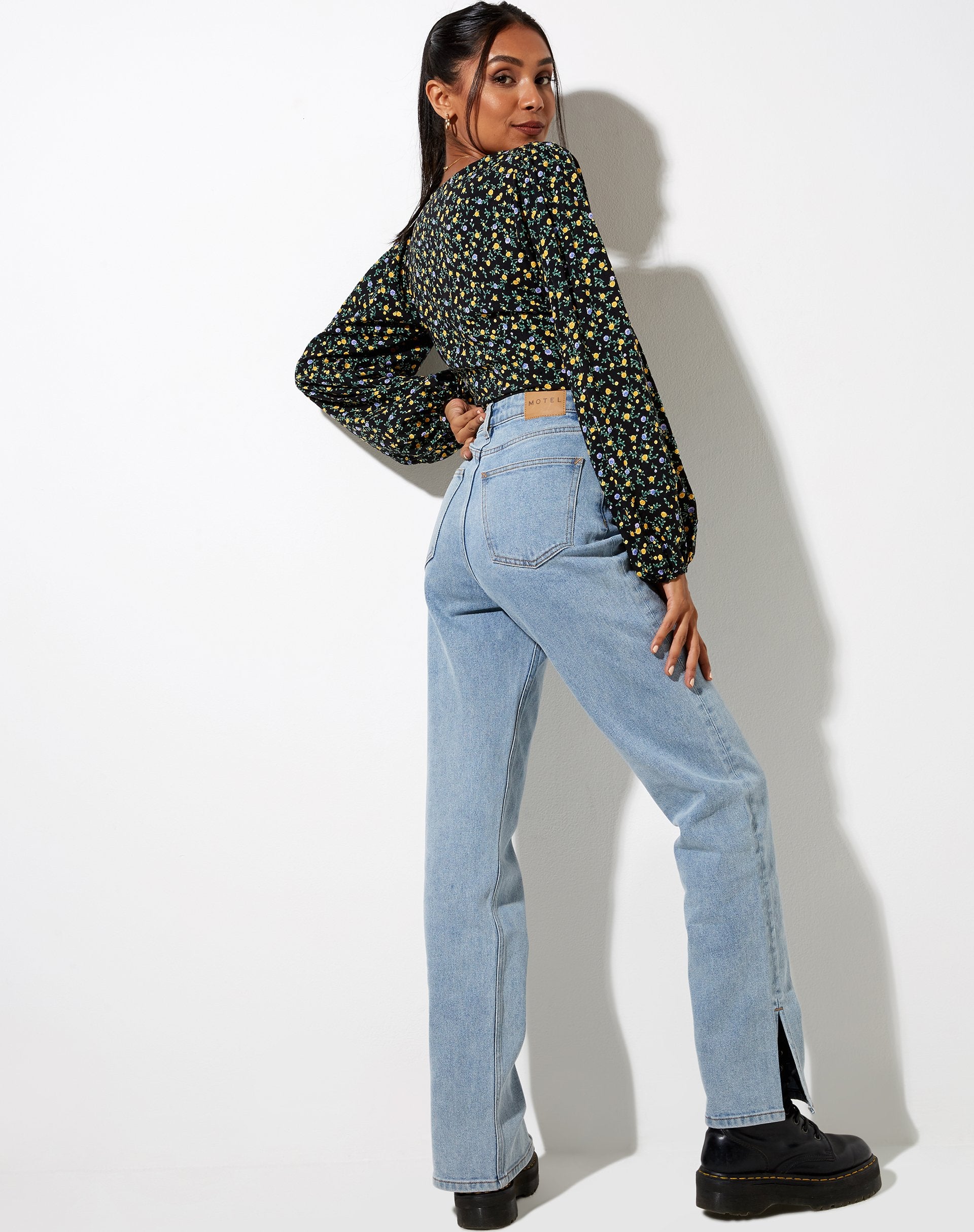 Imagen de Romina Top in Flowing Flower Negro