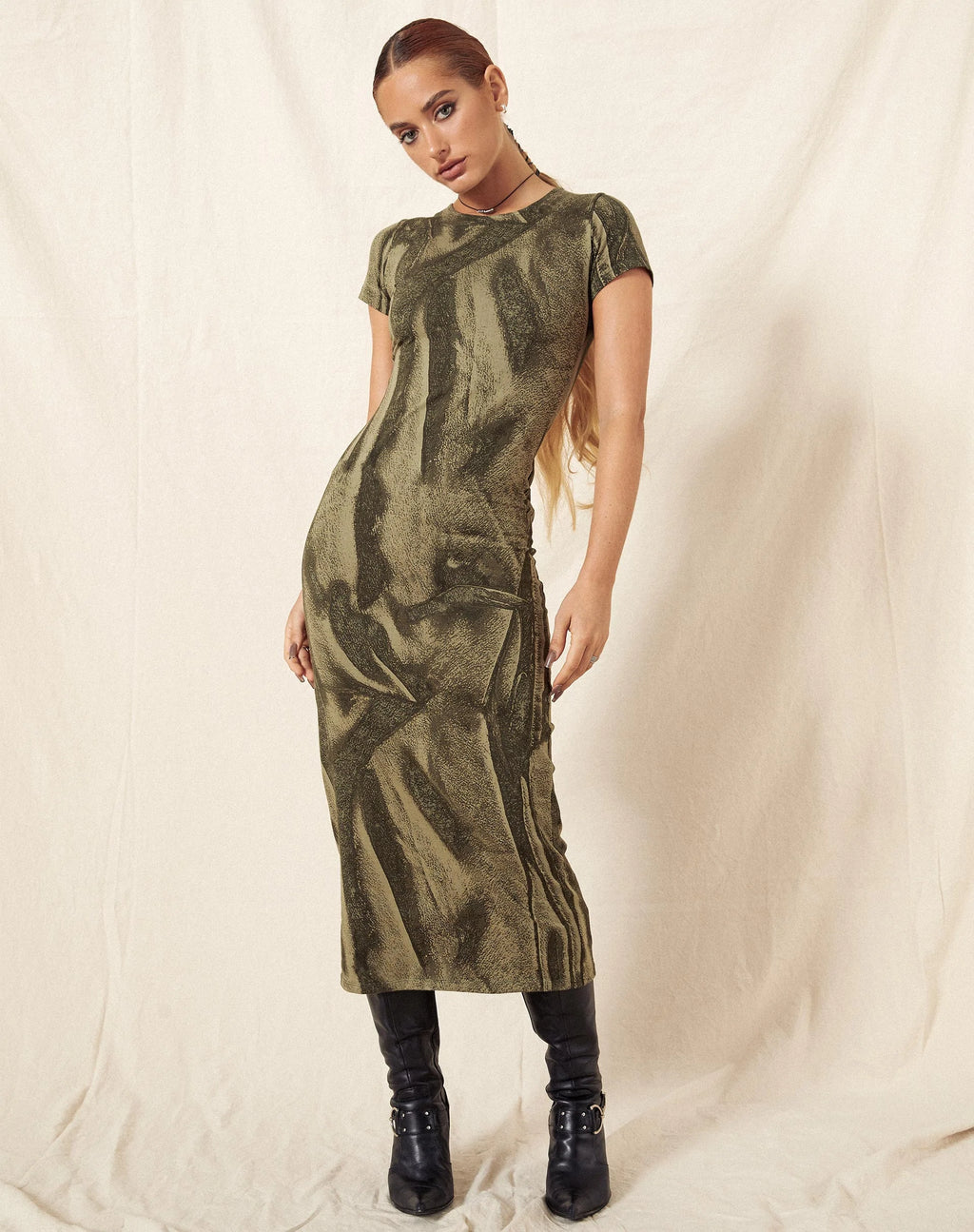 Vestido Rosika Midi en caqui de pliegues distópicos
