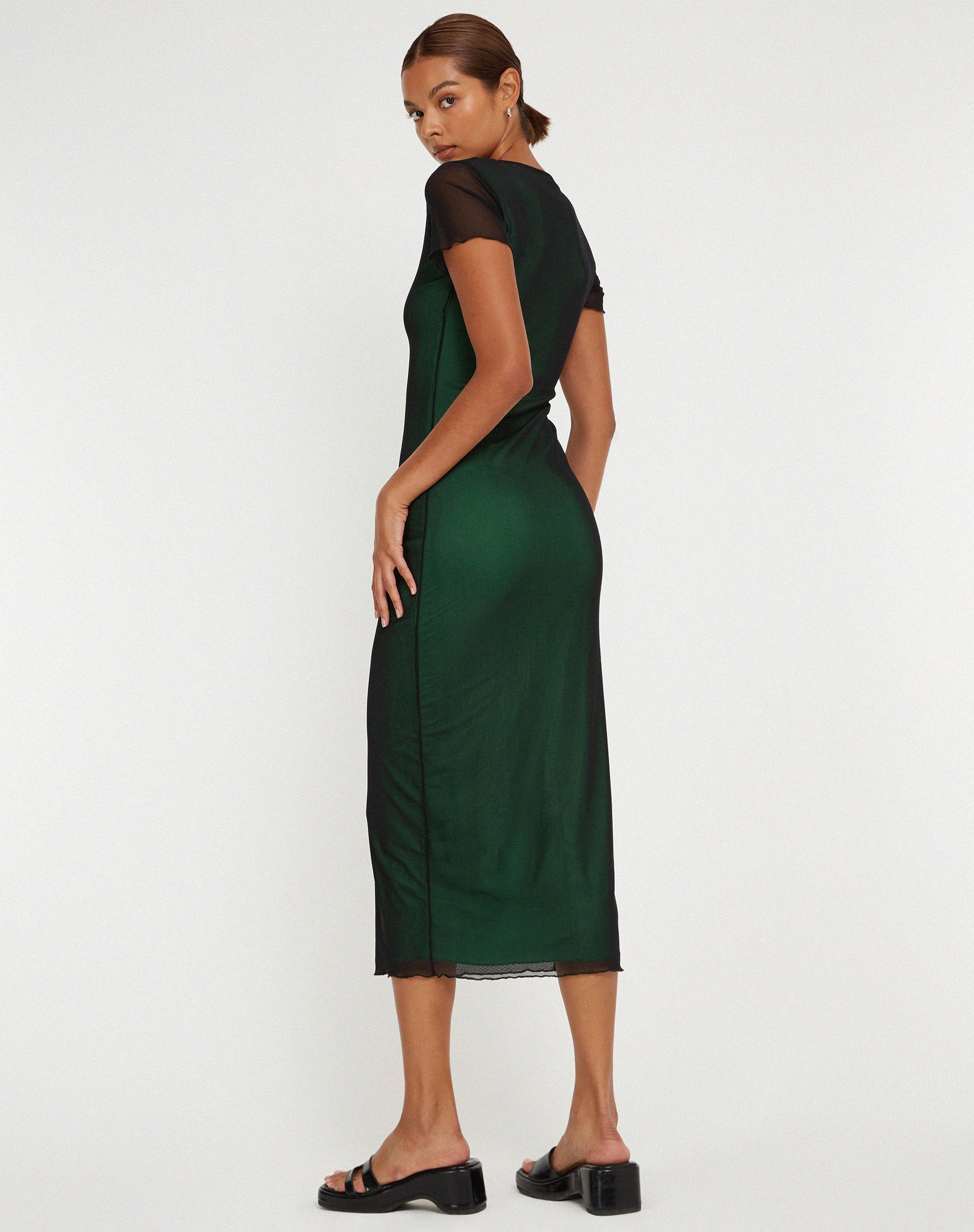 imagen de Roska Midi Dress en negro con forro verde vibrante