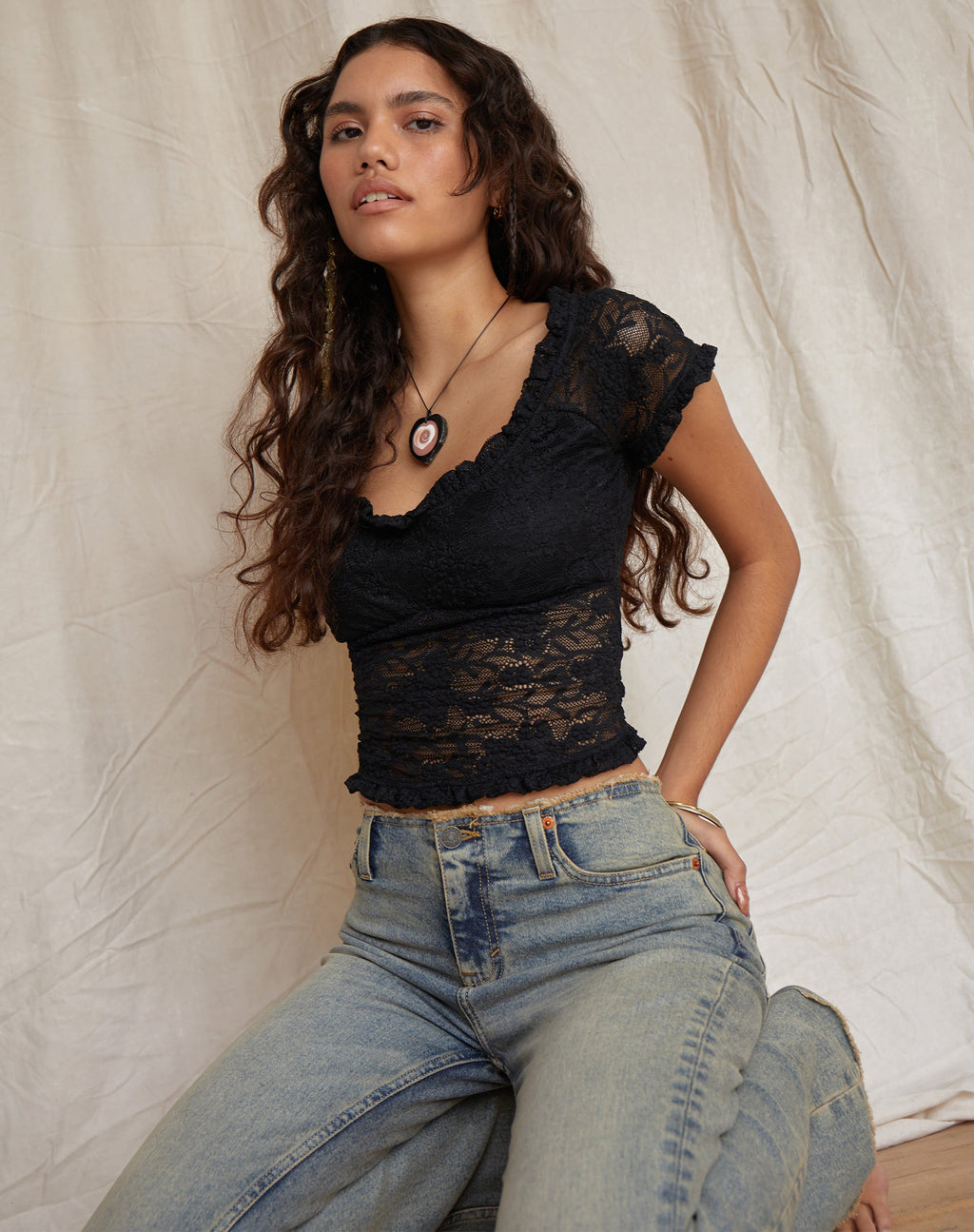 Top Rufte de encaje negro