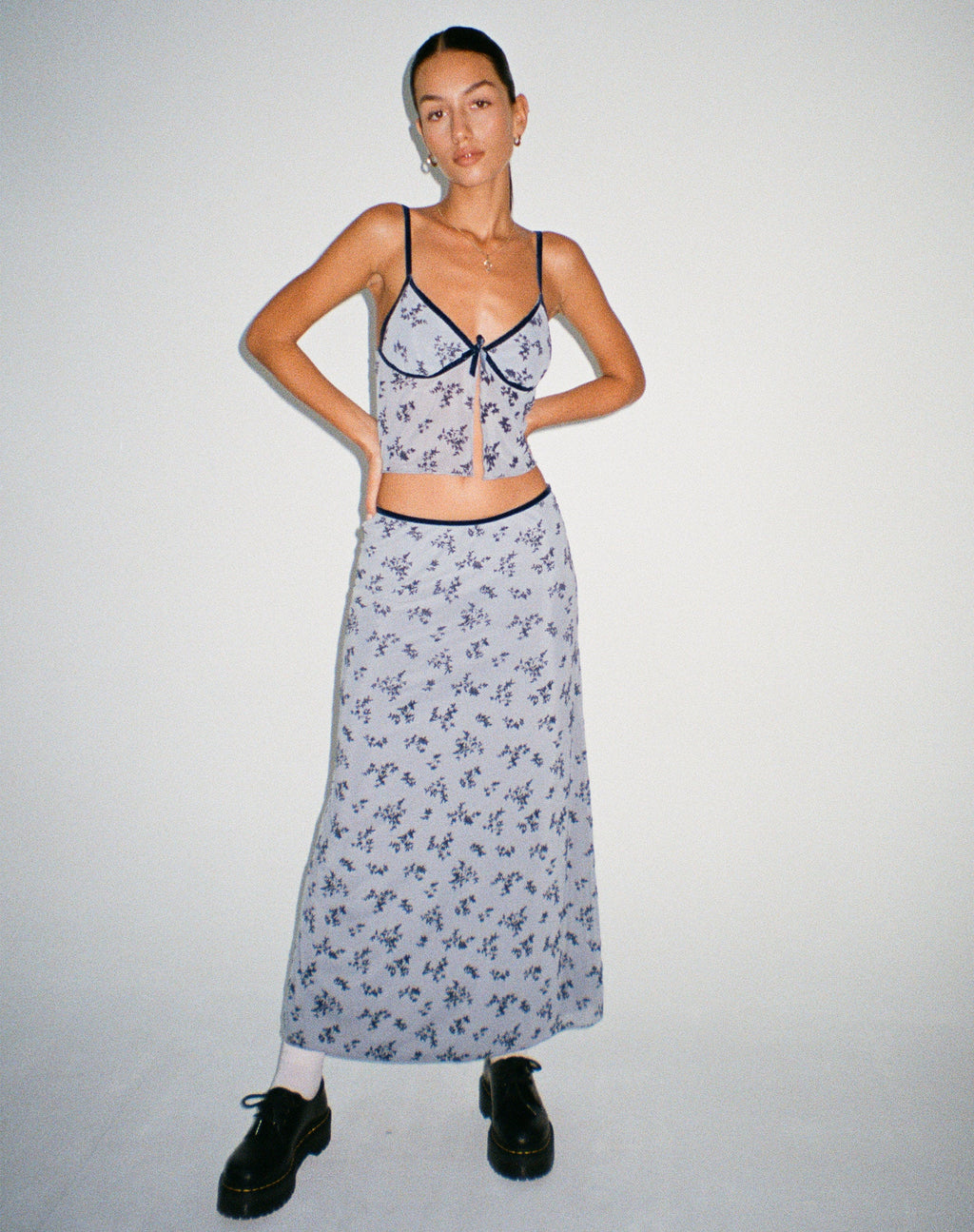 Rinzi Maxi Falda en Azul Claro Negro Botánico Flocado