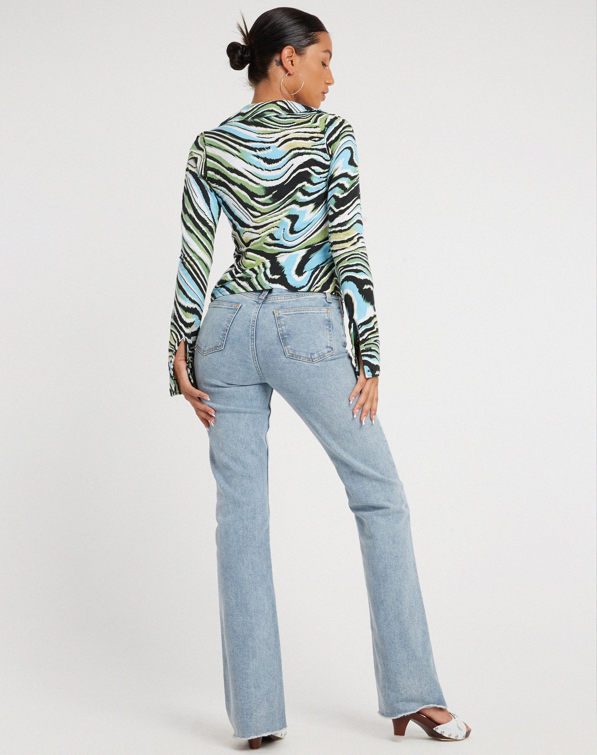 imagen de Ruth Shirt en Warped Zebra Blue