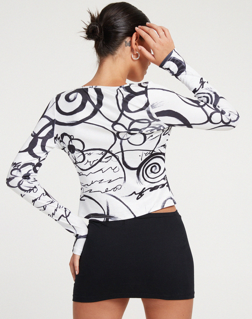 Sadiah Cardi en Mono Doodle Blanco y Negro