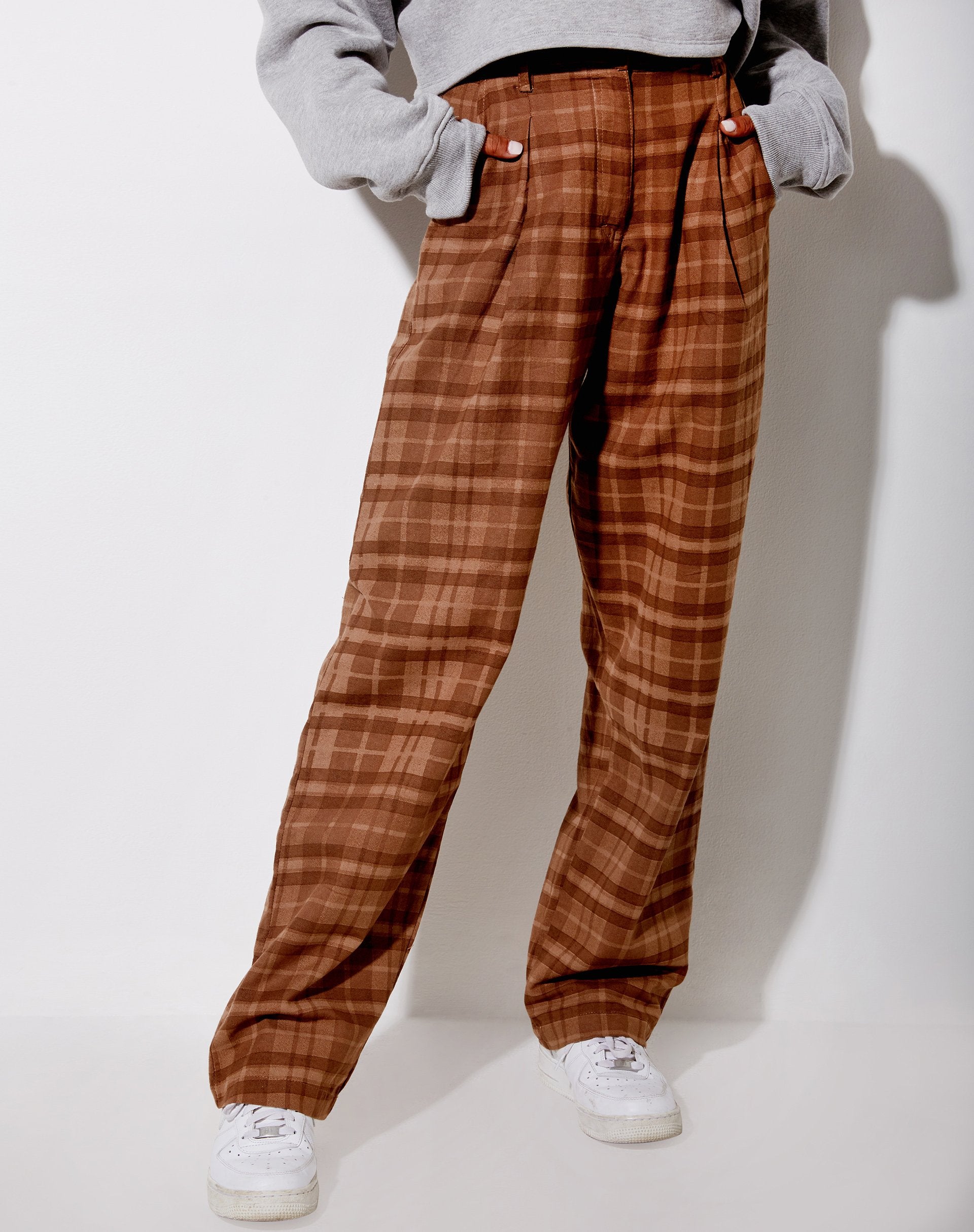 Imagen del pantalón Sakila de cuadros marrones