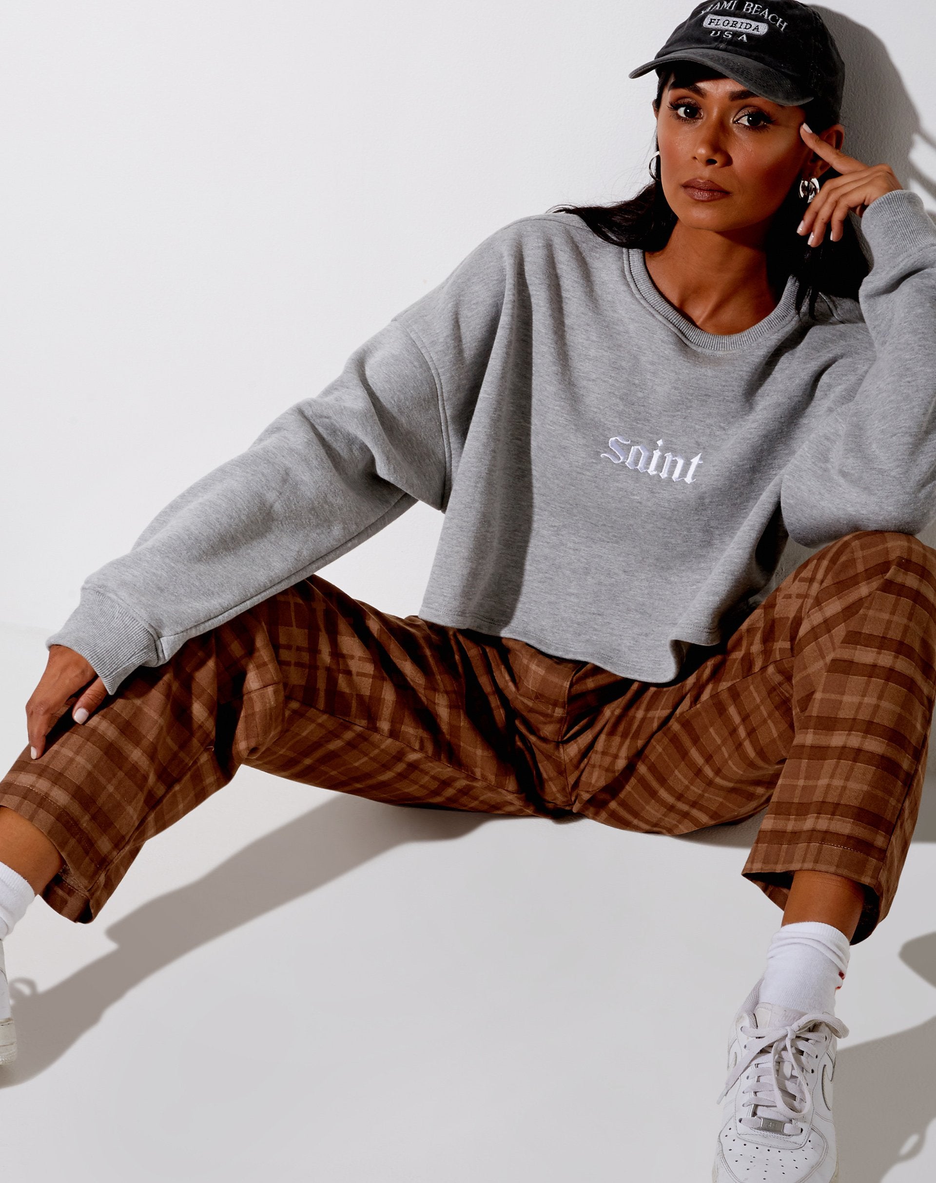 Imagen del pantalón Sakila de cuadros marrones