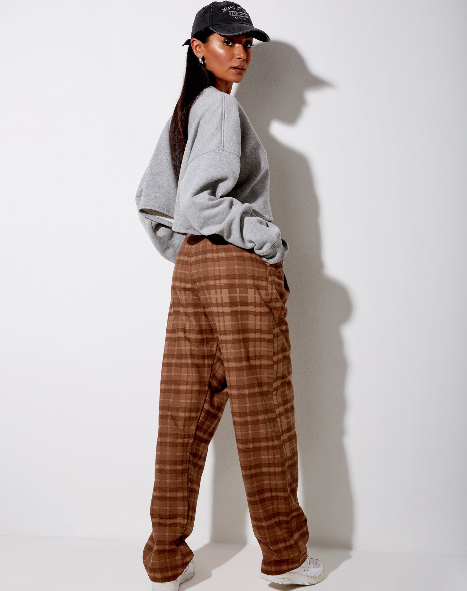 Imagen del pantalón Sakila de cuadros marrones