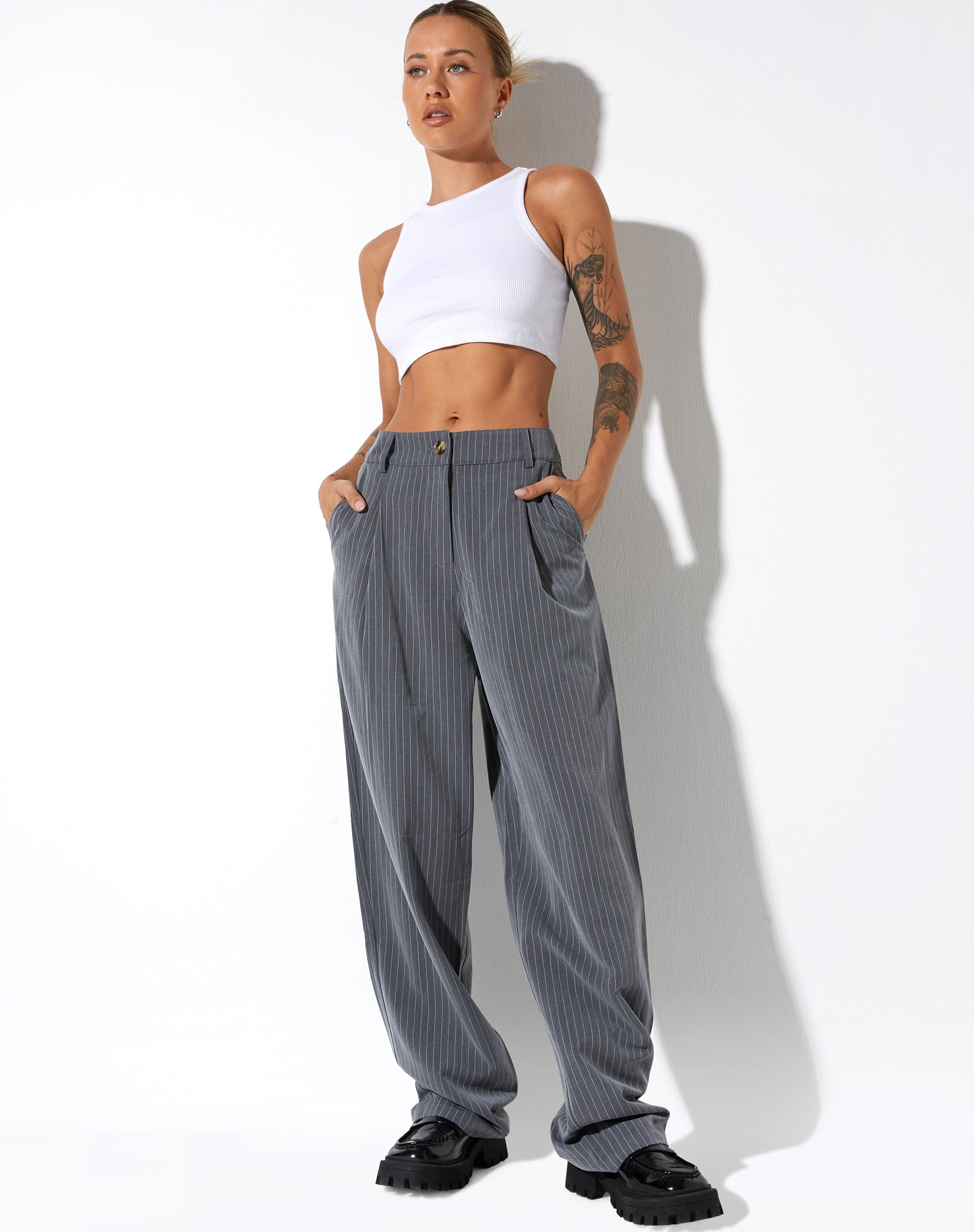 imagen de Sakila Tailored Trouser en Pinstripe Grey