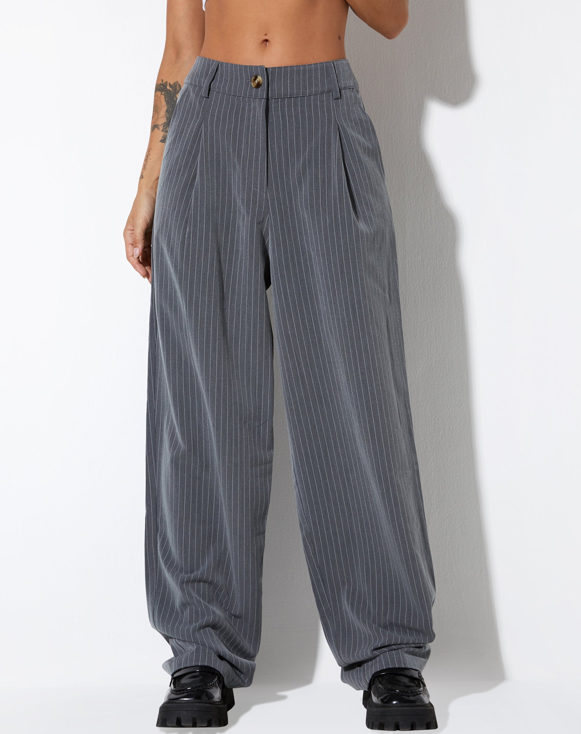 imagen de Sakila Tailored Trouser en Pinstripe Grey
