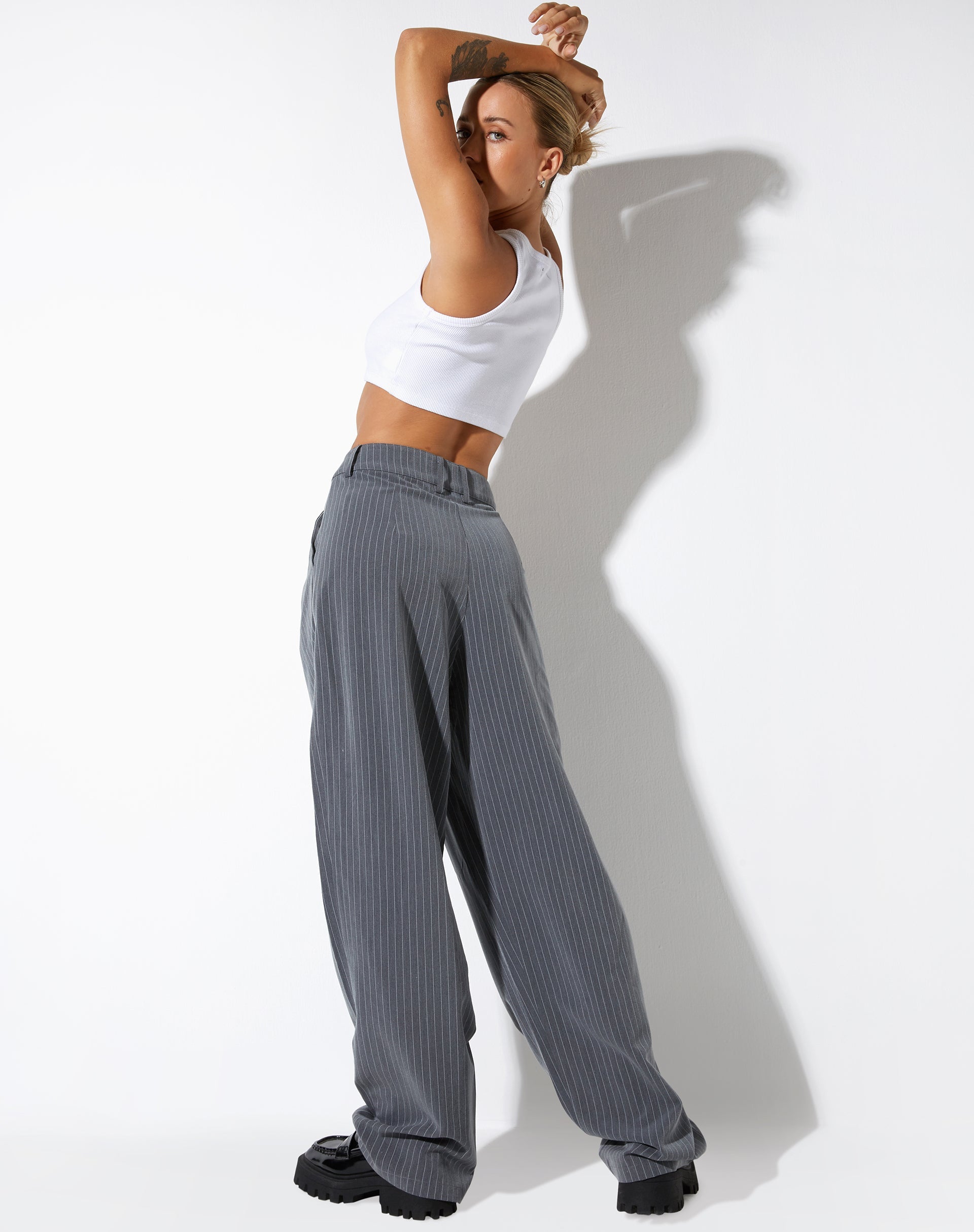 imagen de Sakila Tailored Trouser en Pinstripe Grey