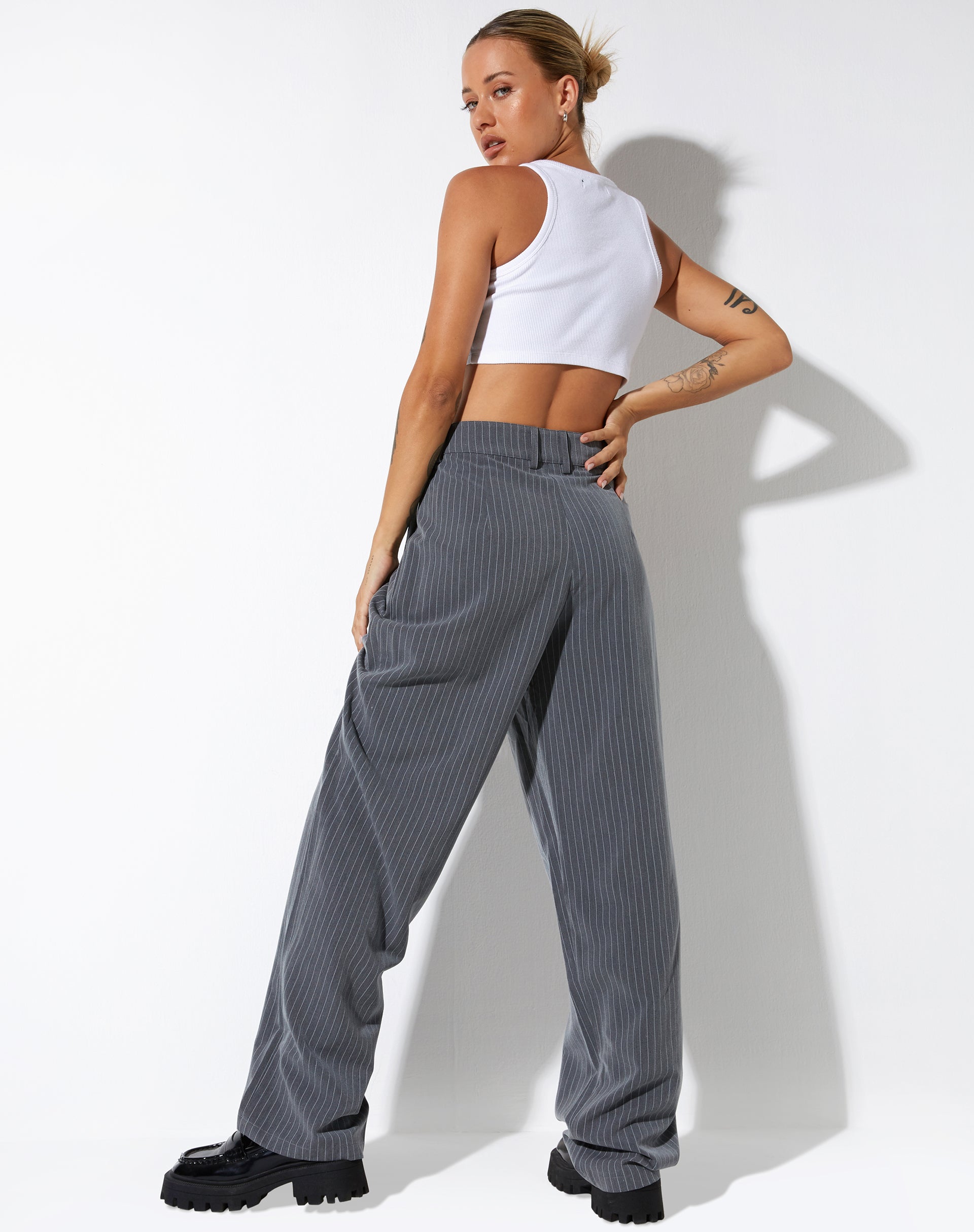 imagen de Sakila Tailored Trouser en Pinstripe Grey