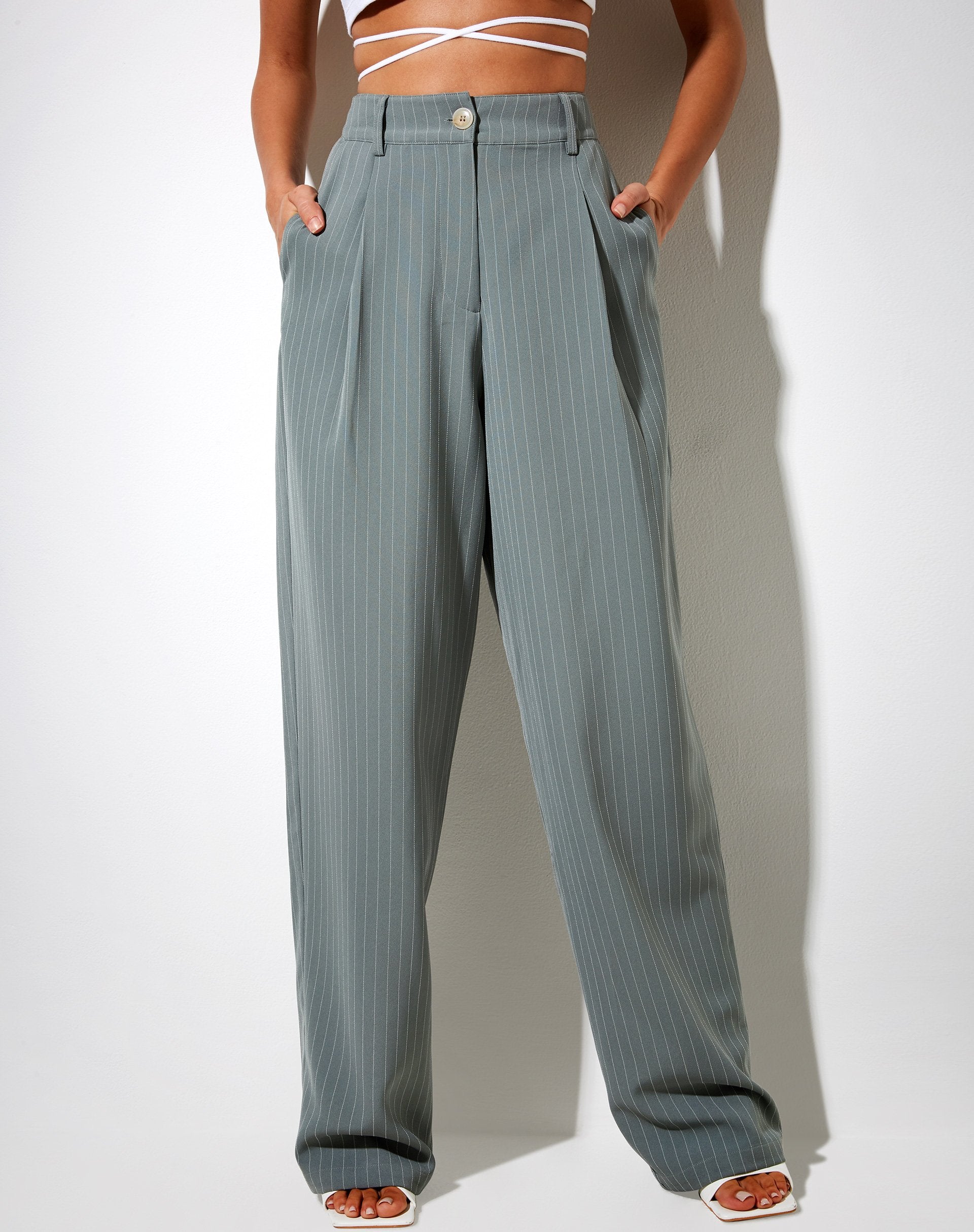 Imagen del pantalón Sakila de raya diplomática Sage