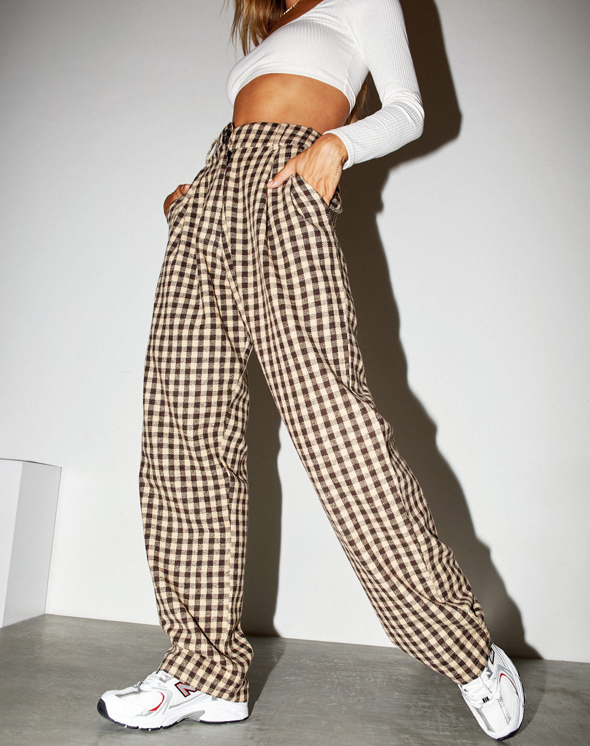Imagen del pantalón Sakila de tela de cuadros canela y negro