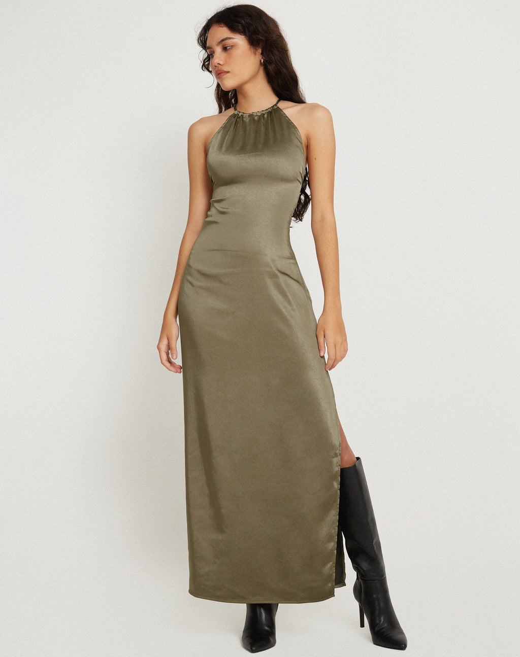 Maxi Vestido Salazar con Cuello Halter en Satén Oliva Oscuro