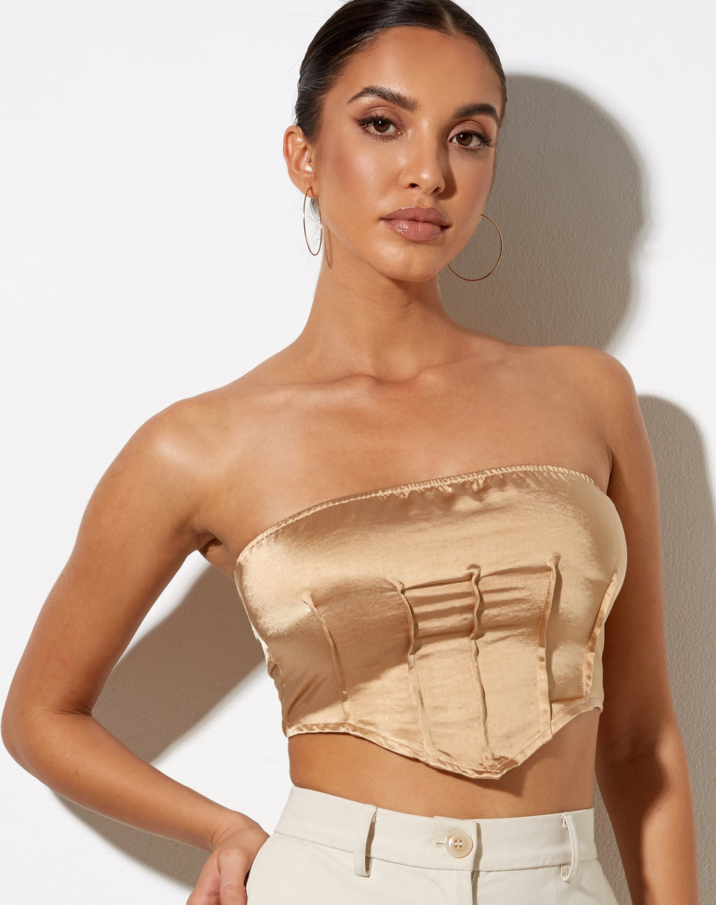 Top Sanja Bandeau en satén arena dorada