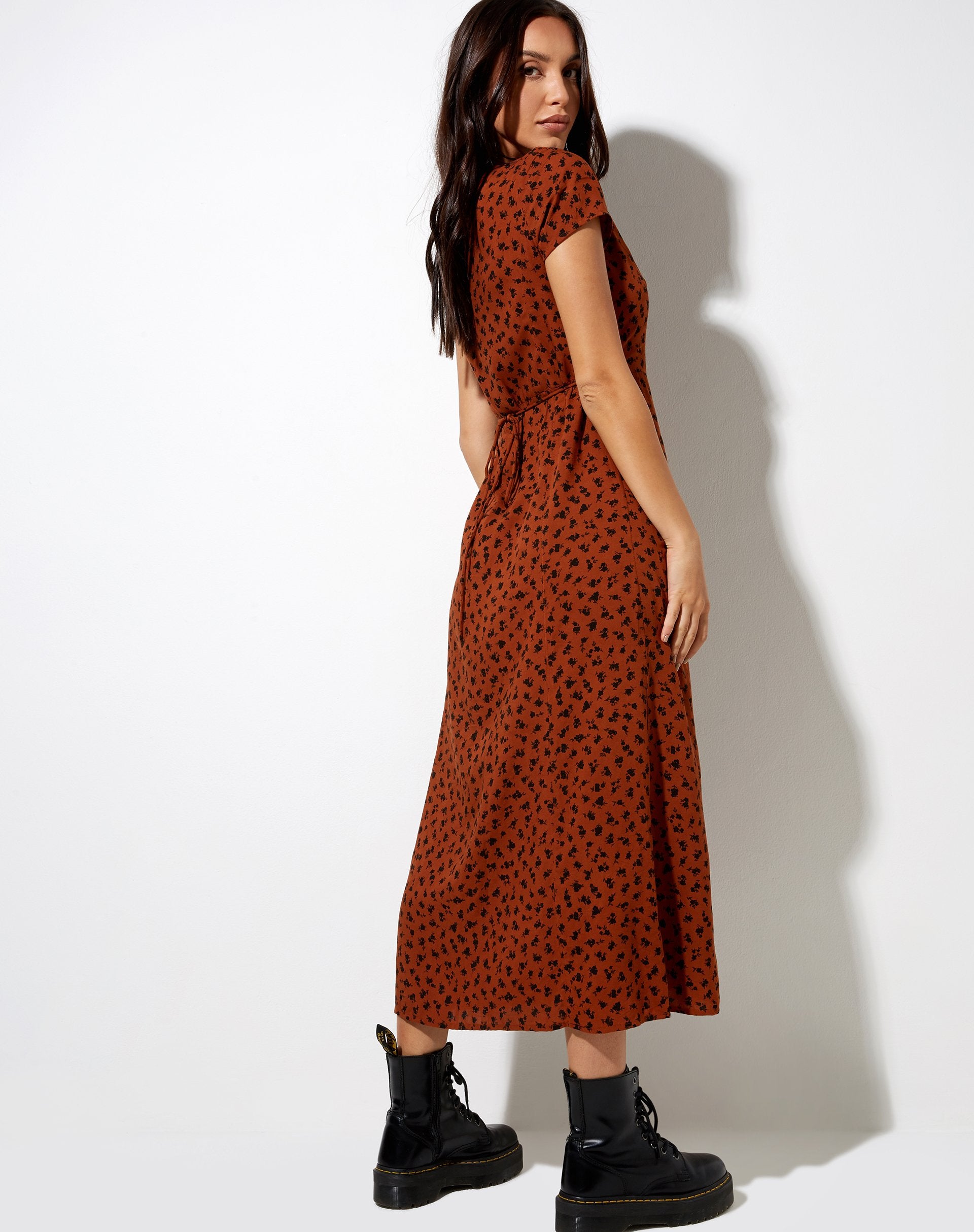 Imagen del vestido Sanrin Midi Dress in Dainty Daisy Bombay Brown