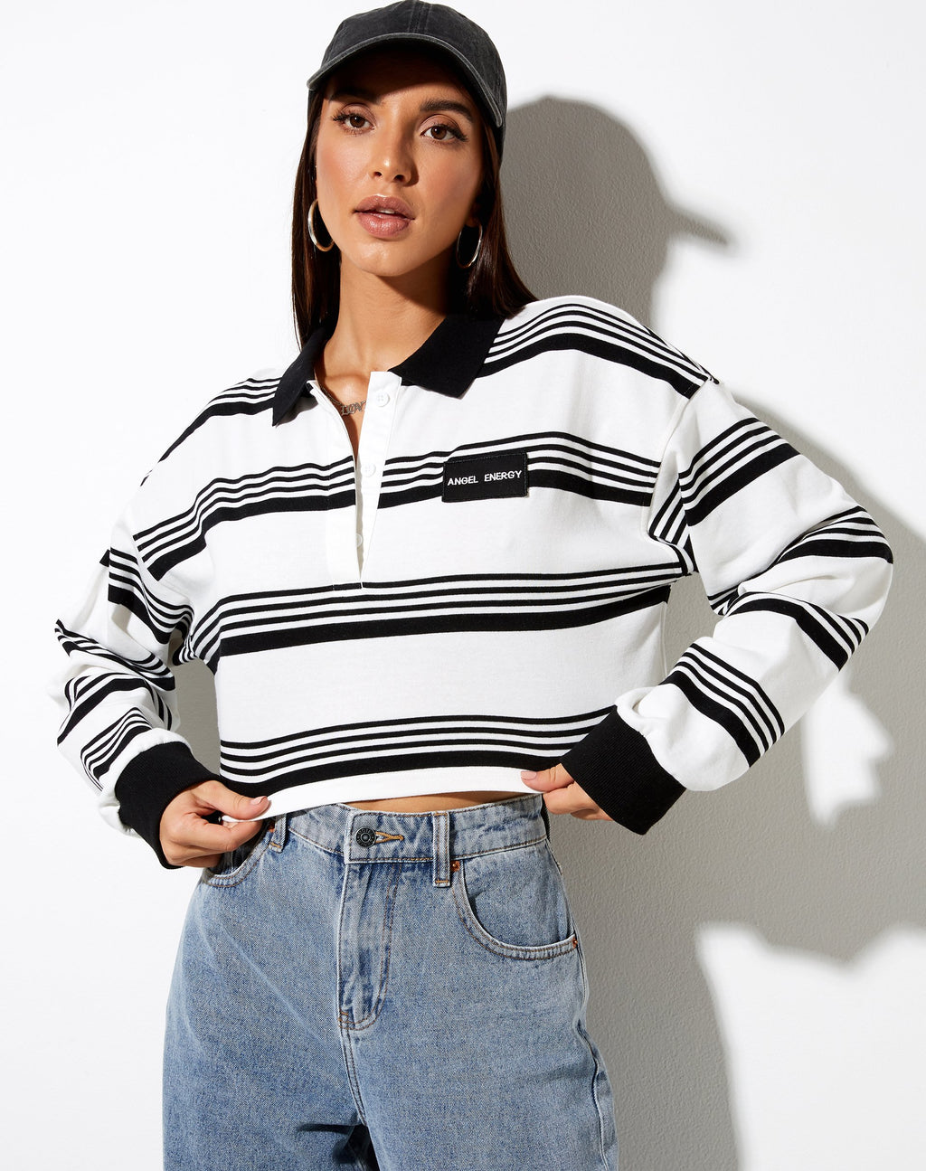 Saria Crop Top a rayas negro Etiqueta 'Angel Energy
