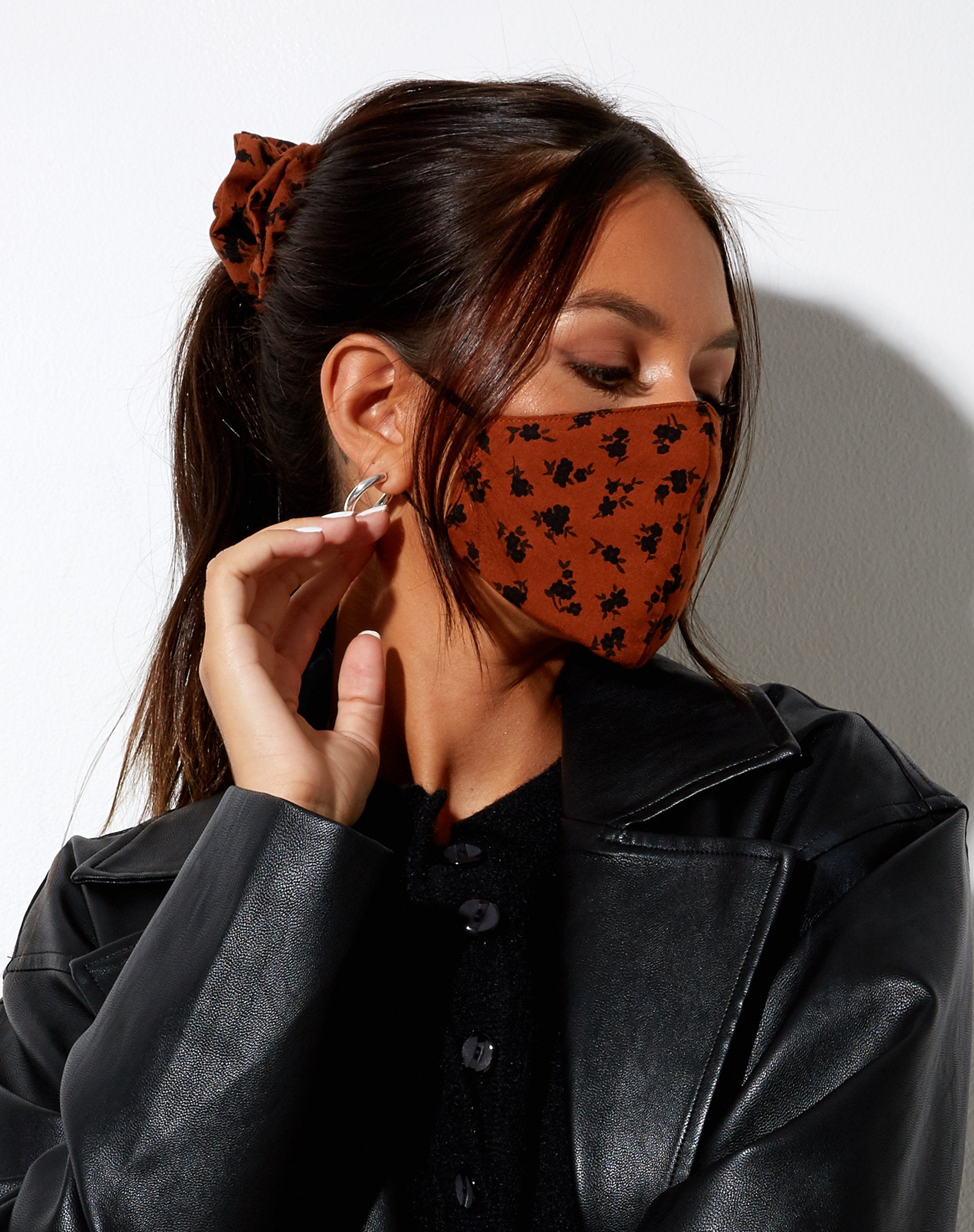 Imagen de Mascarilla facial en Dainty Daisy Bombay Brown