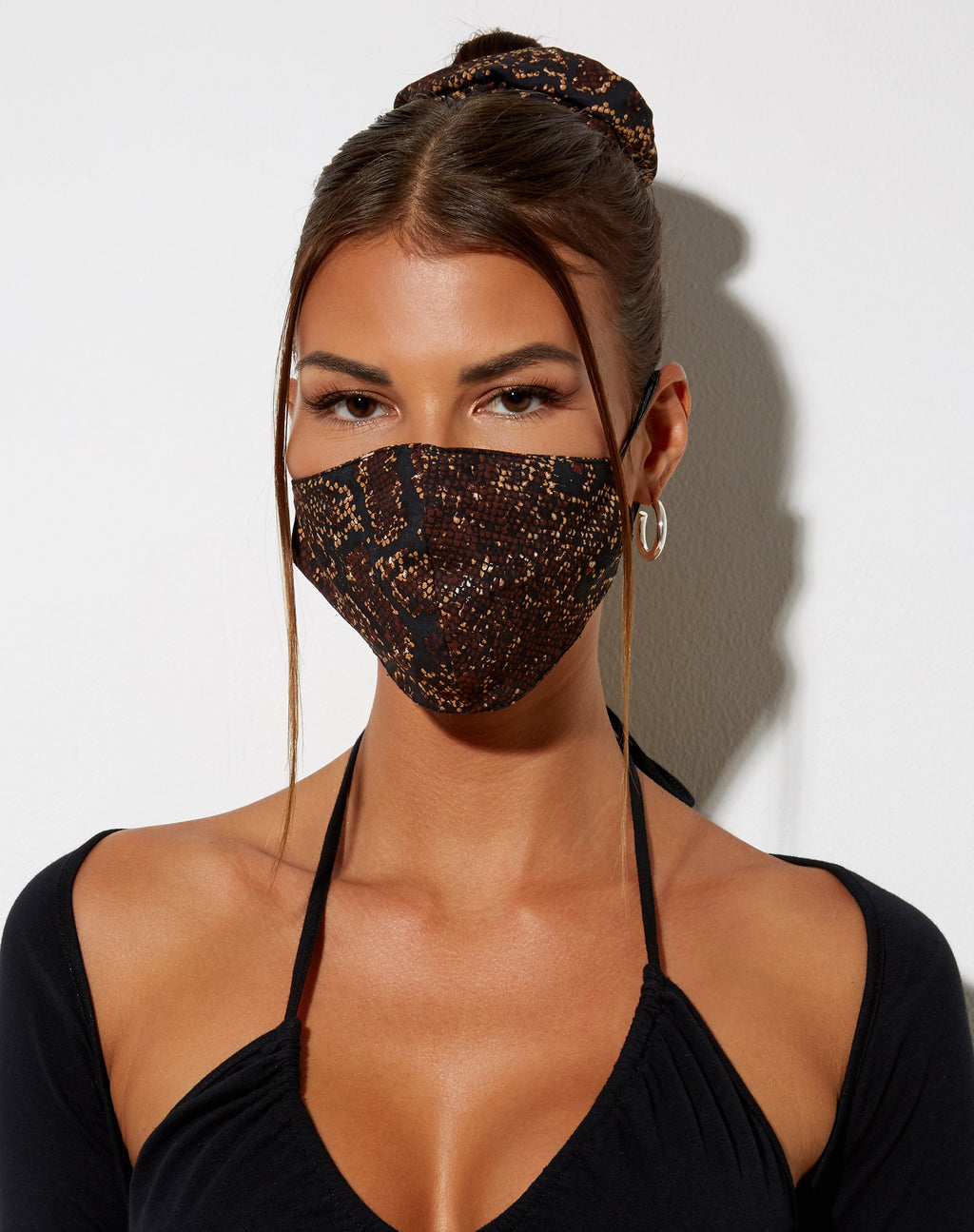 Mascarilla facial en marrón boa oscuro