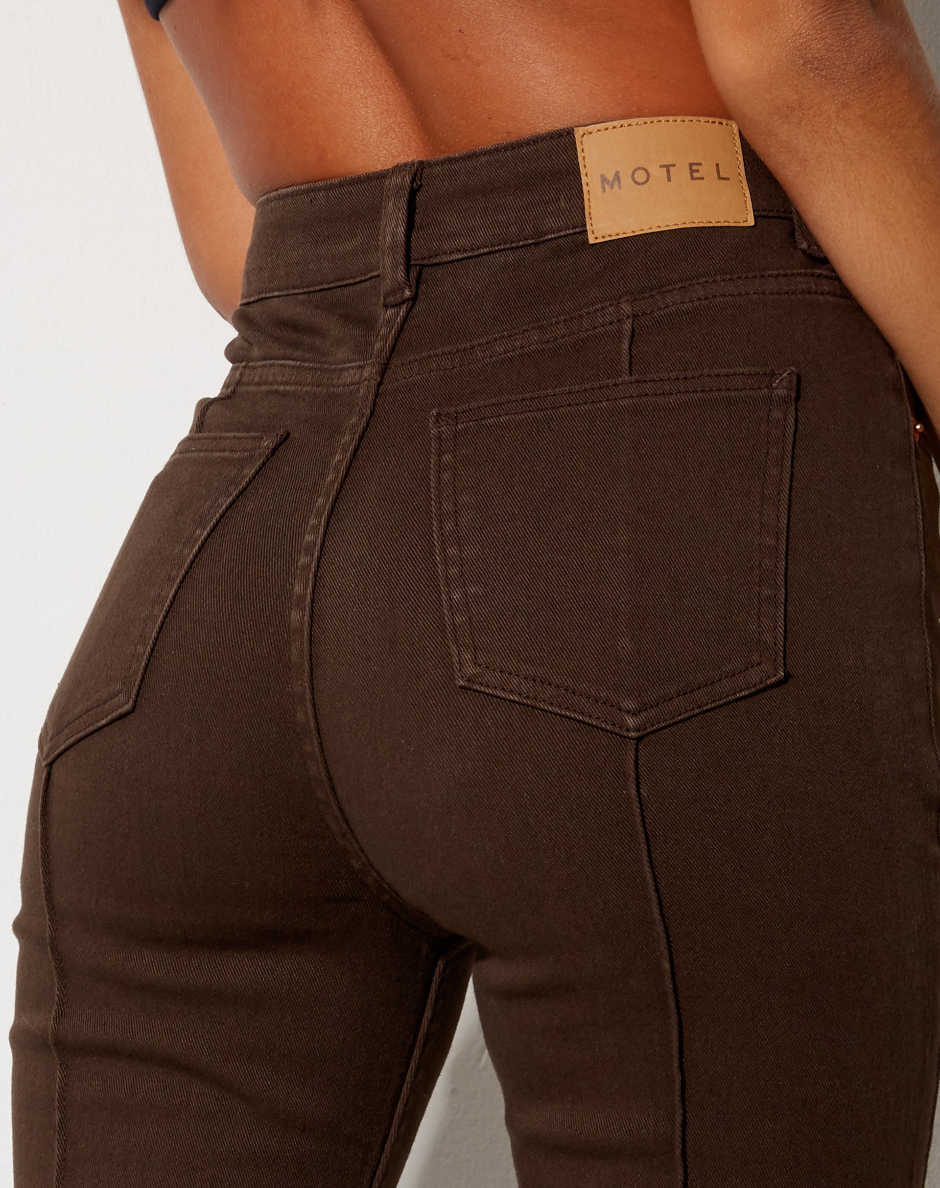 Imagen de Seam Bootleg Jeans en Bitter Chocolate