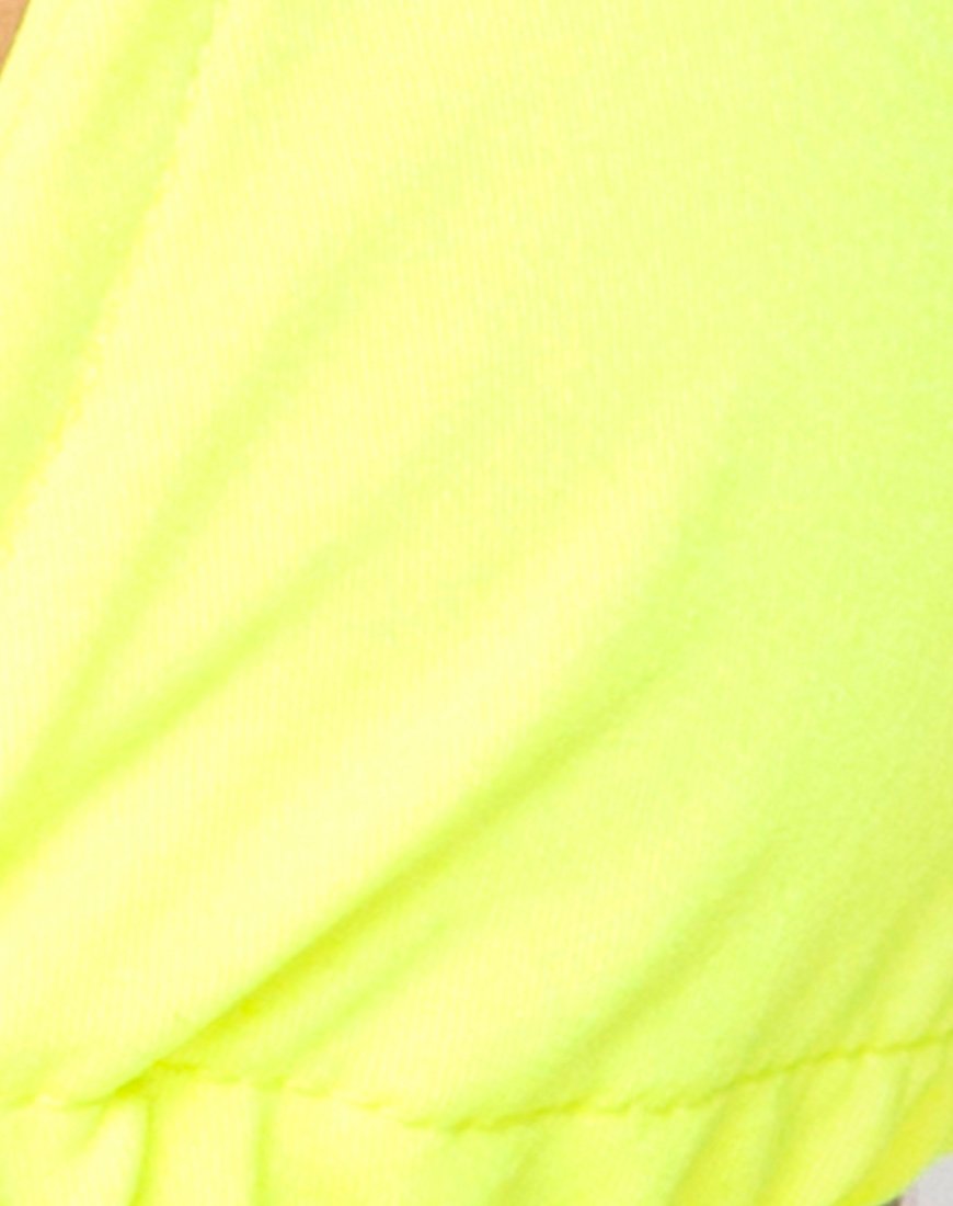 Imagen de Gwen Bralet en amarillo neón