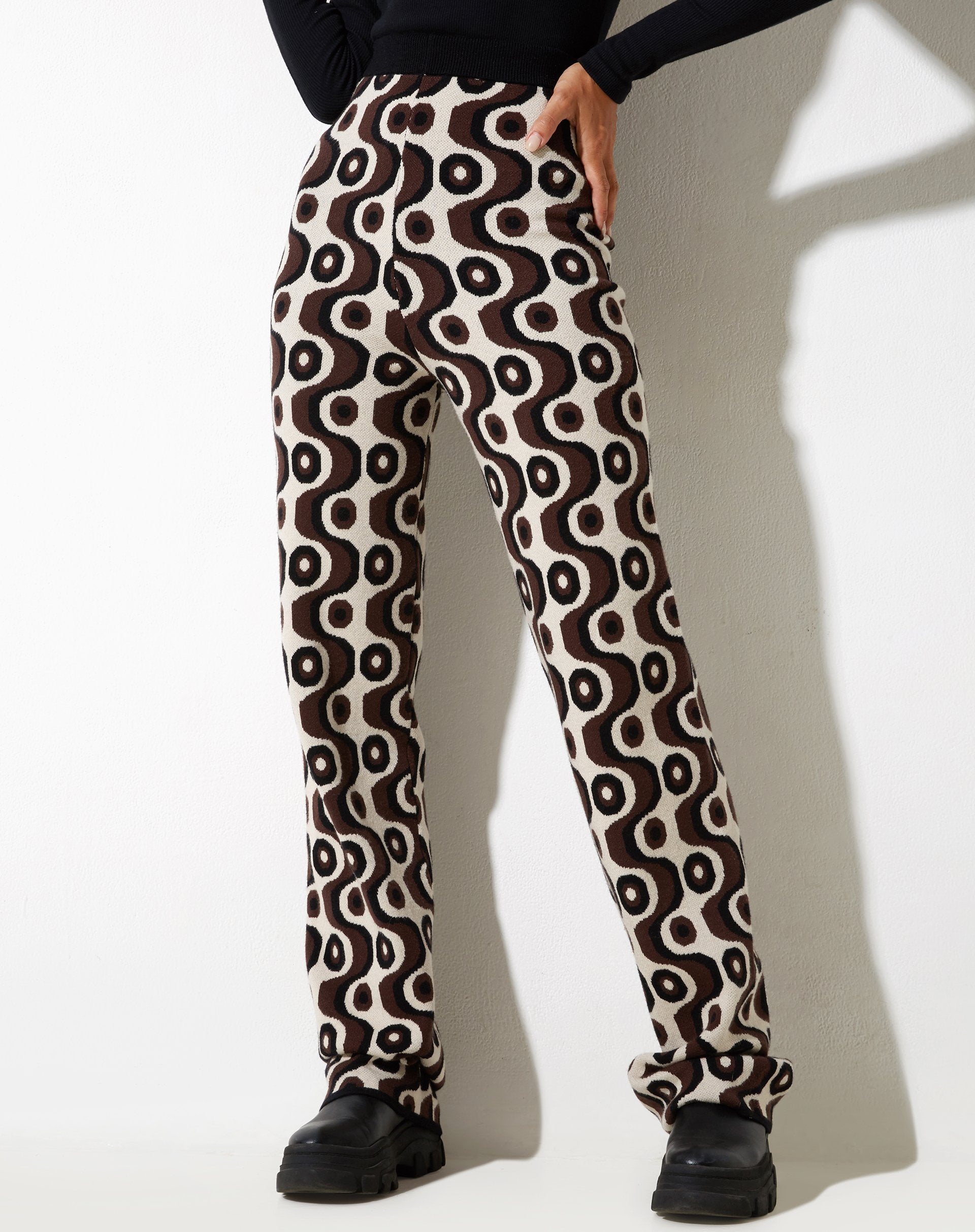 imagen de Sheba Pantalones de pierna ancha en Wavy Geo Marfil Marrón y Negrov