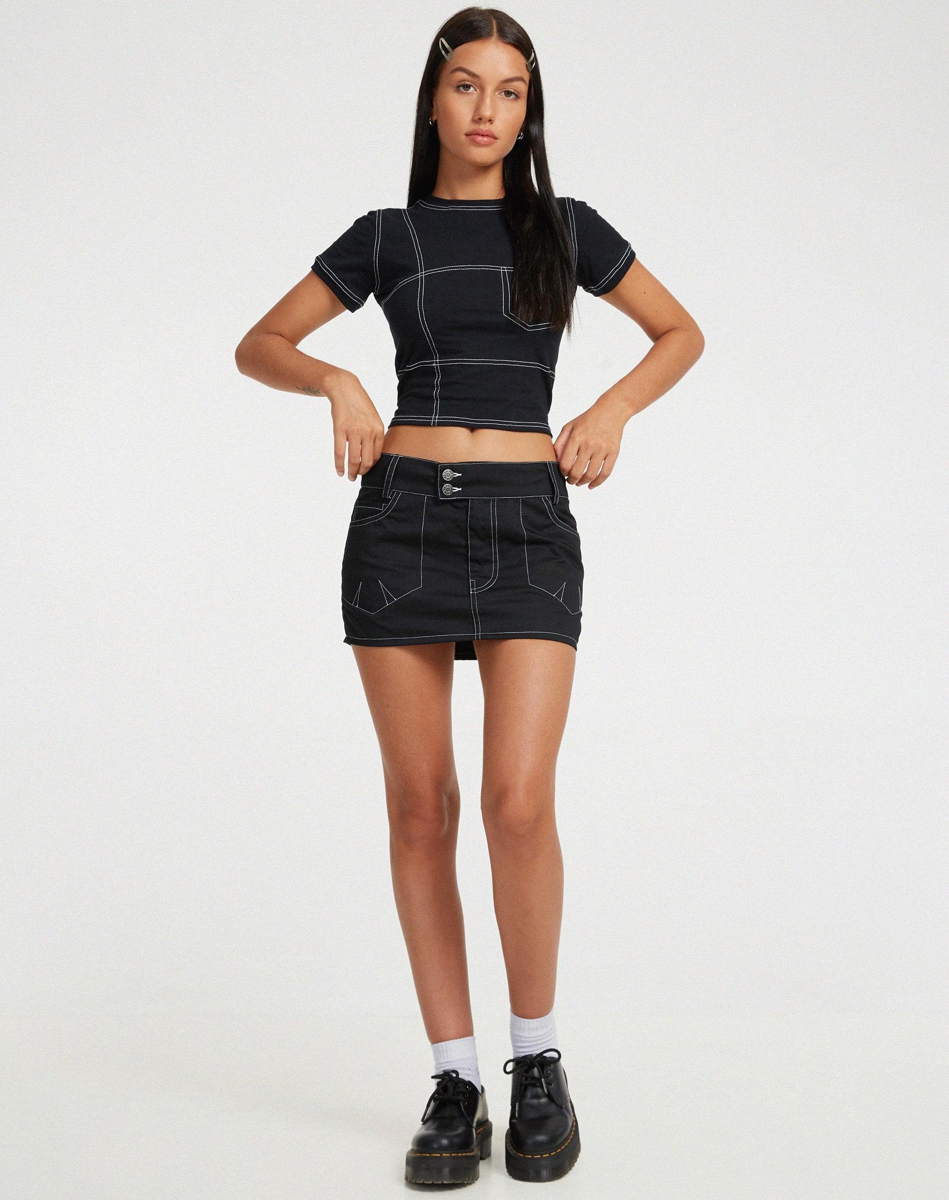 imagen de Shyla Cropped Tee en negro con puntada blanca