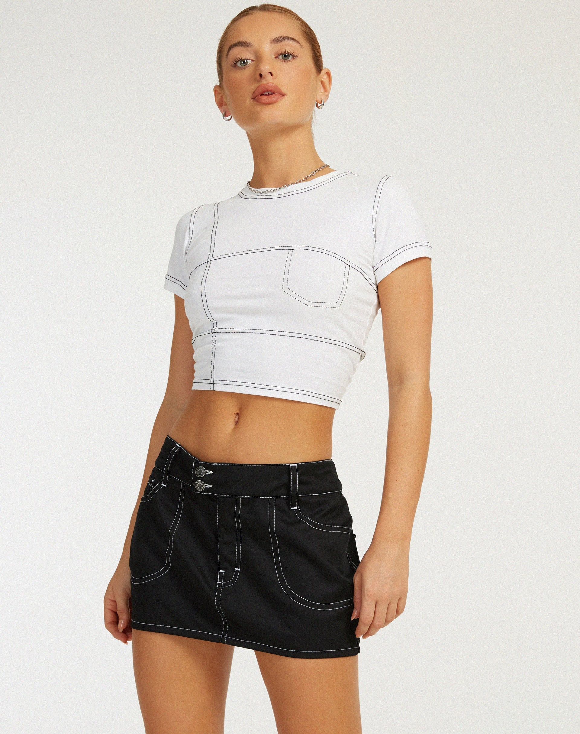 imagen de Dipta Minifalda en Negro con Puntada Blanca