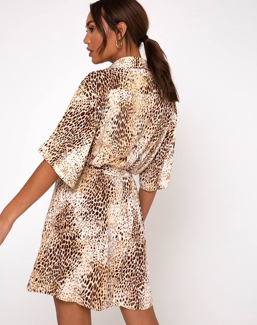 Imagen del vestido camisero Siare en leopardo arena arrugada