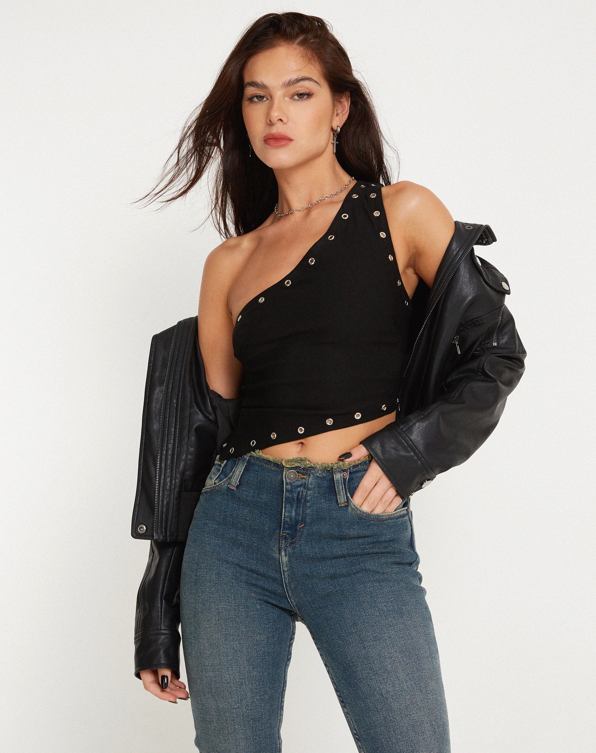 Imagen de Soyuna Crop Top Asimétrico en Negro con Ojal