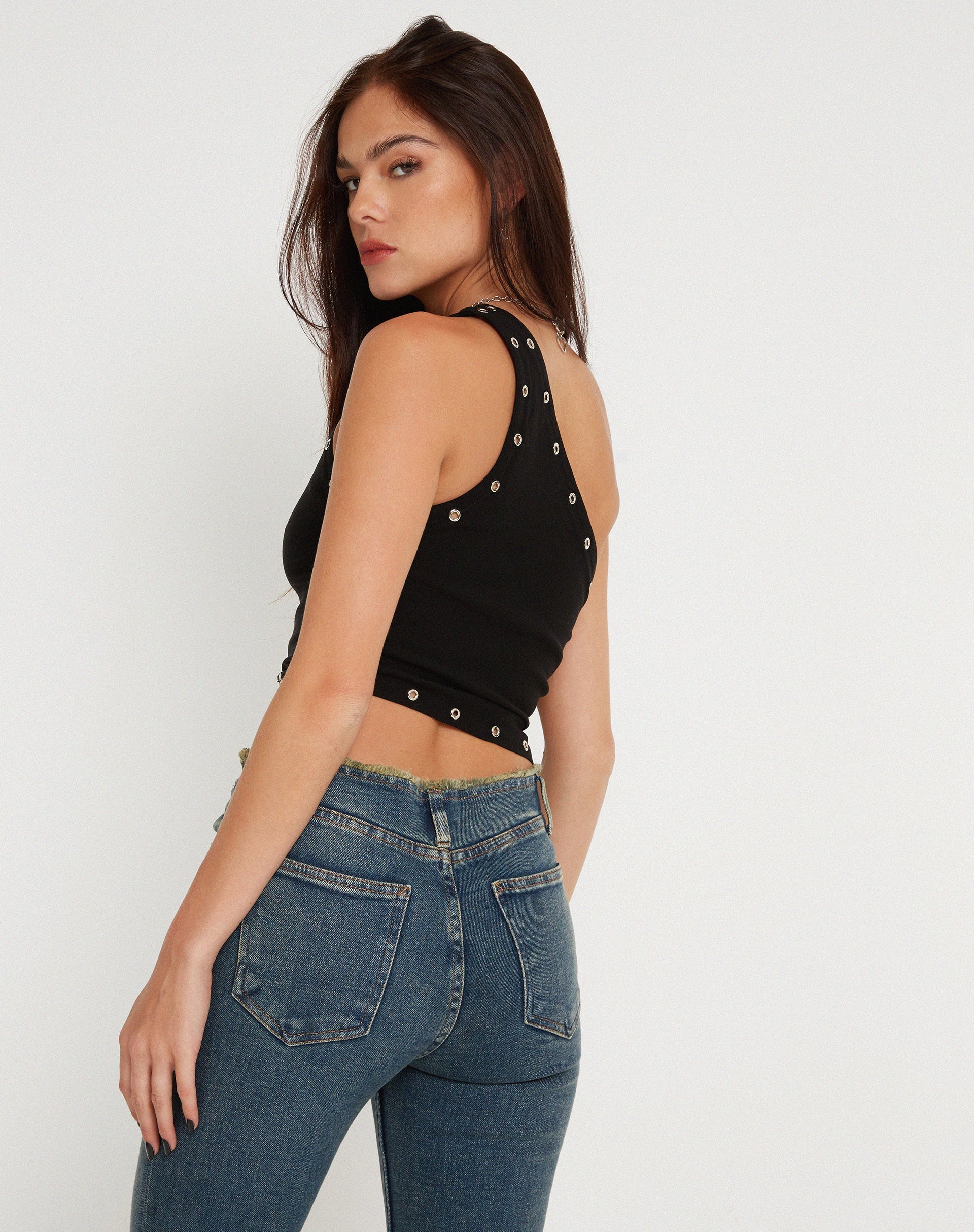 Imagen de Soyuna Crop Top Asimétrico en Negro con Ojal