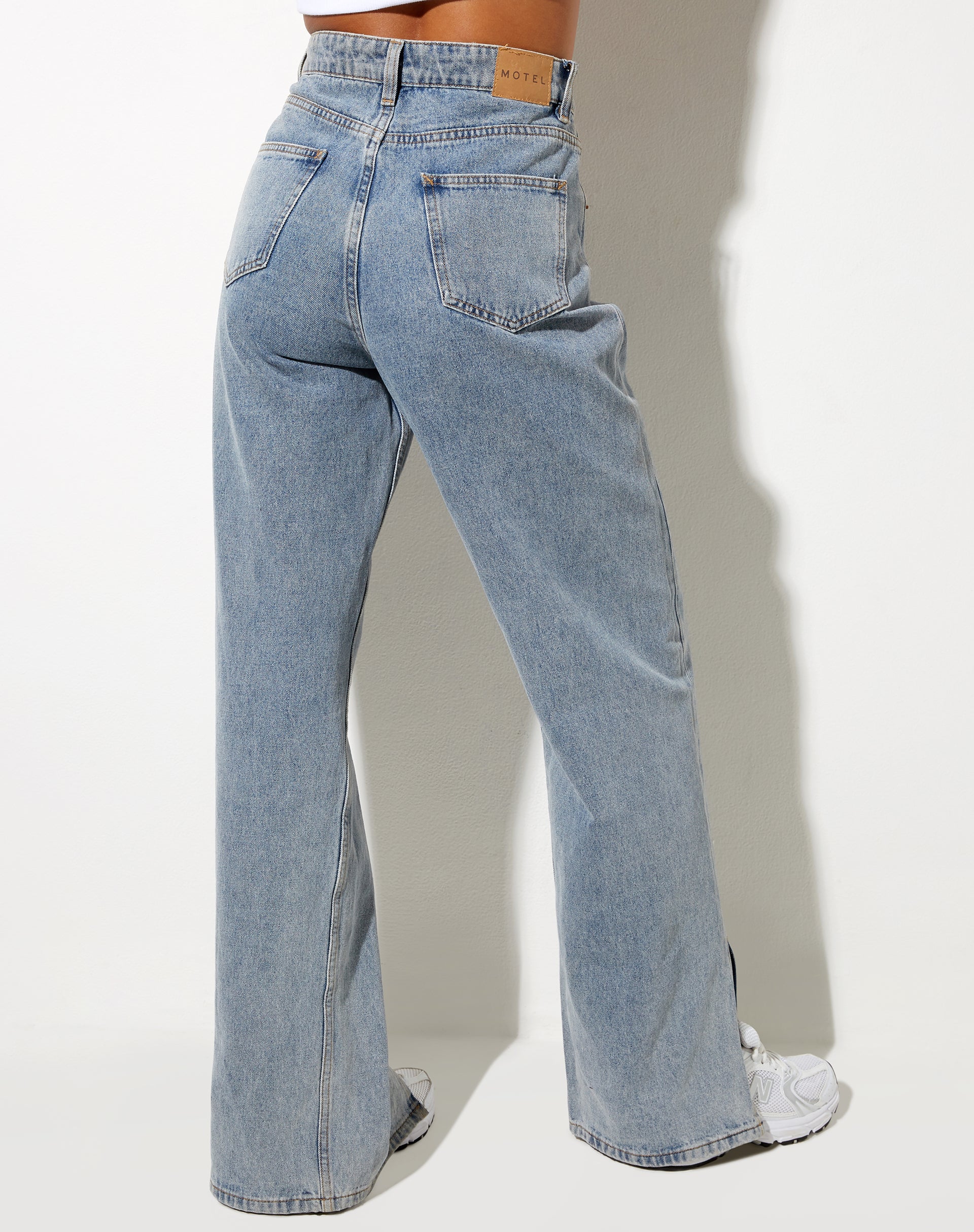Imagen de Split Parallel Jeans en lavado azul claro