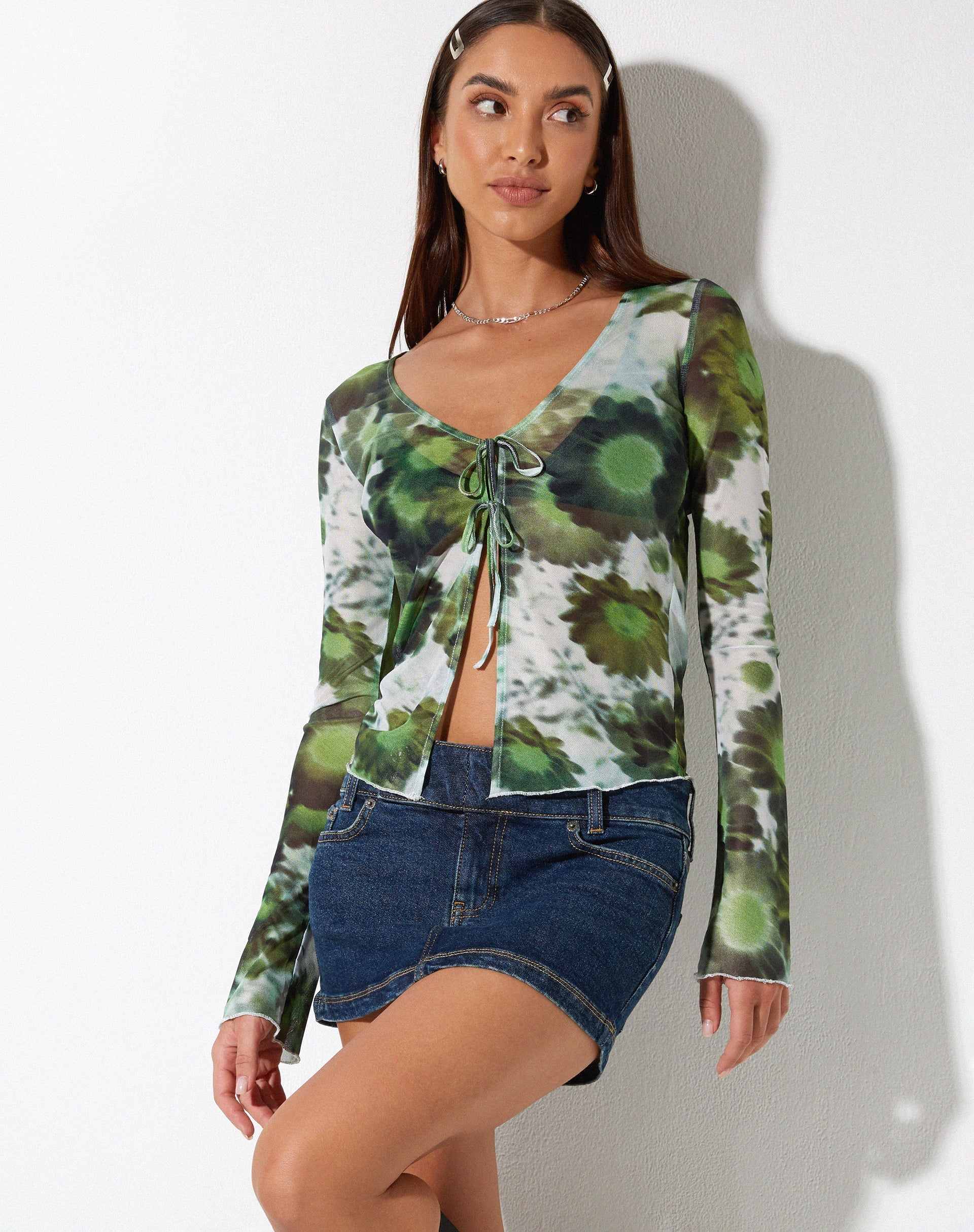 imagen de Sujata Cardi en Xray Blurred Daisy Green