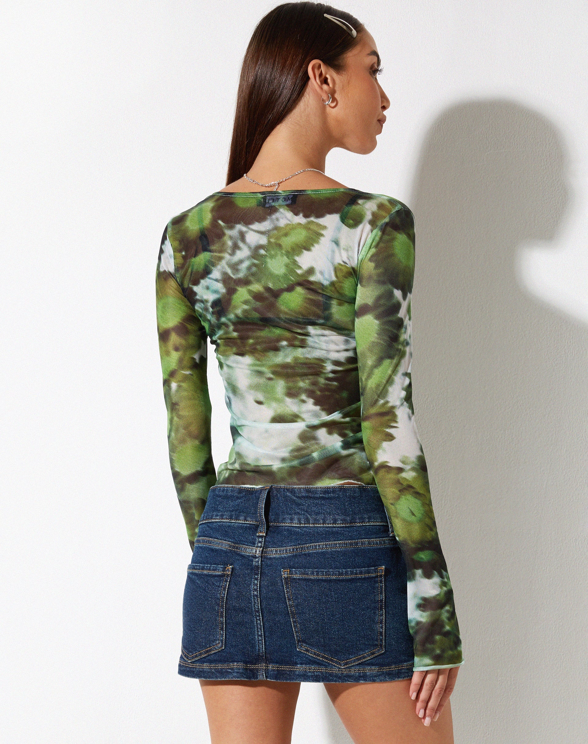 imagen de Sujata Cardi en Xray Blurred Daisy Green