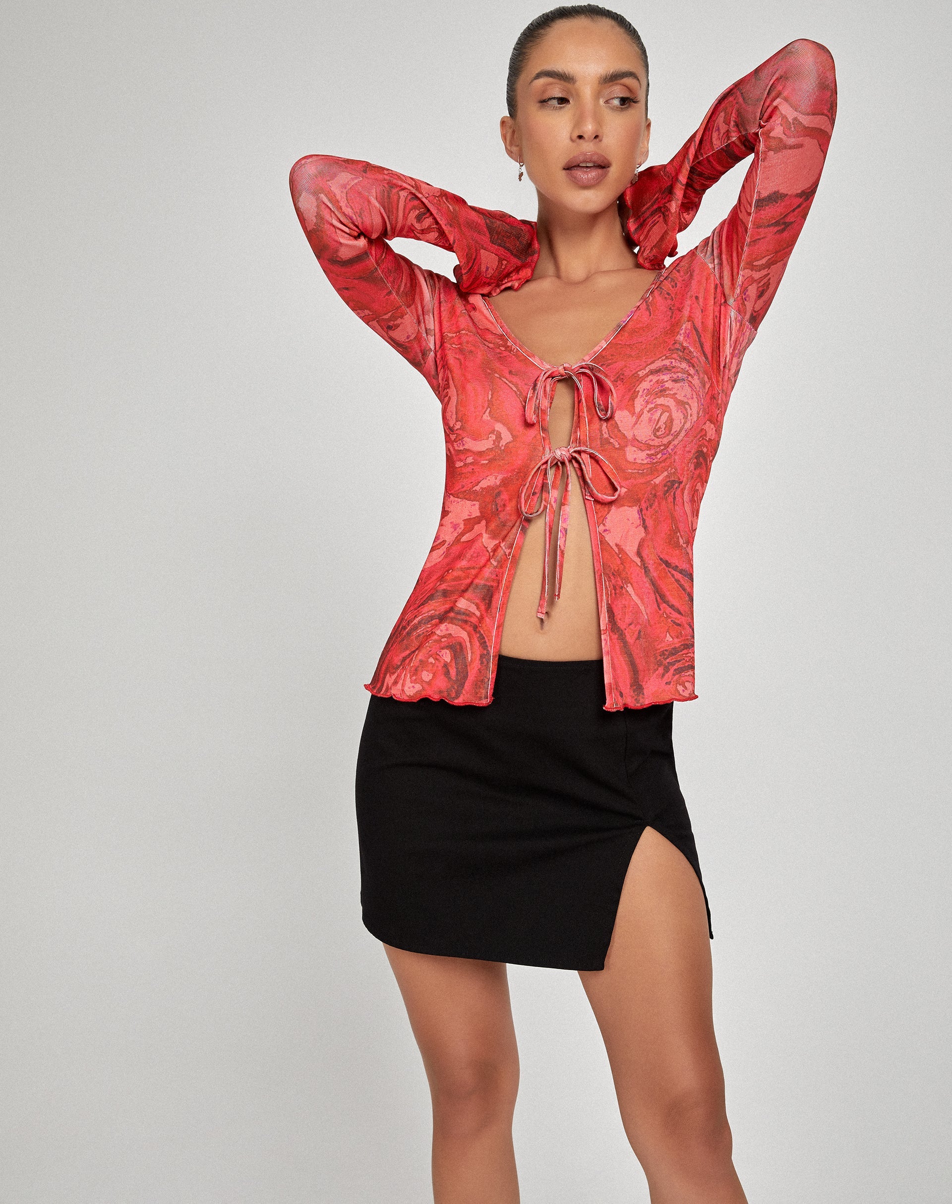 Sujata Cardi en Rojo Pétalo de Rosa