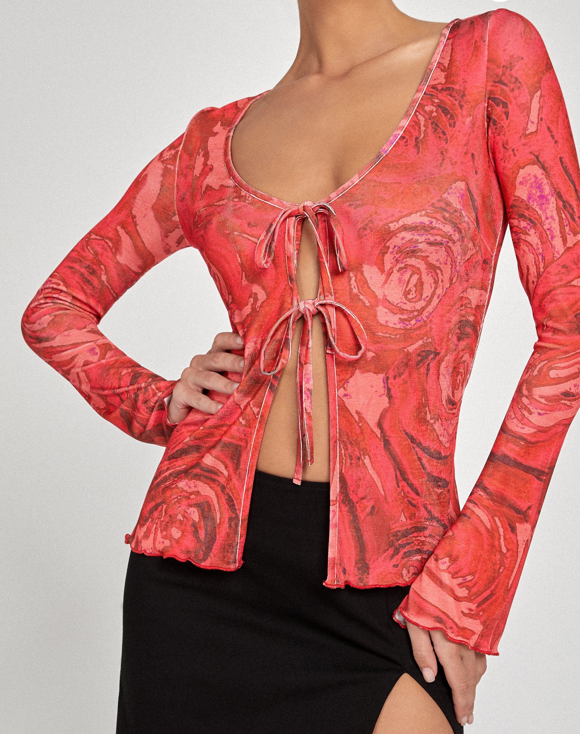 Sujata Cardi en Rojo Pétalo de Rosa
